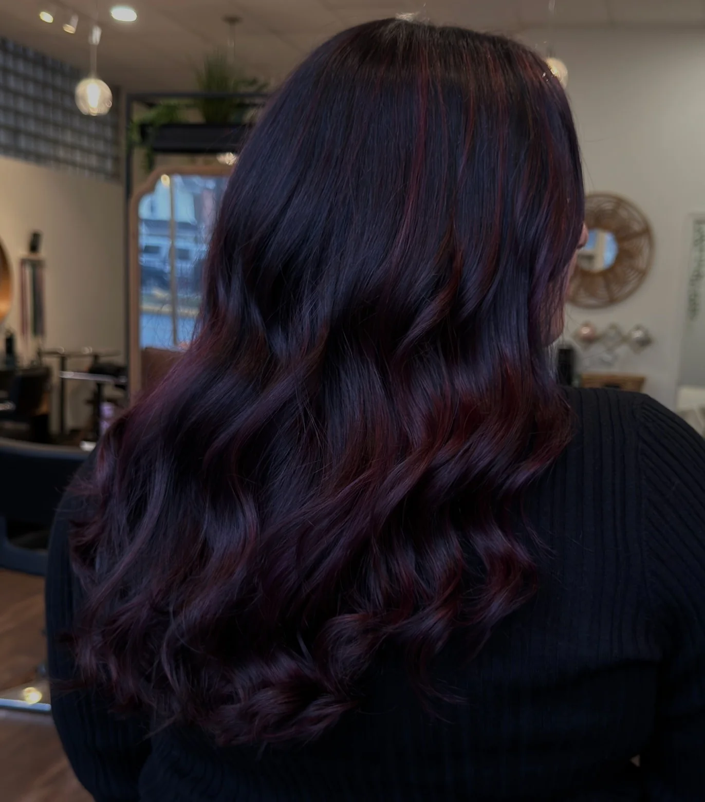 5. Dimensionale Burgunder-Balayage-Wellen (dunkle Burgunder-Haarfarbe)