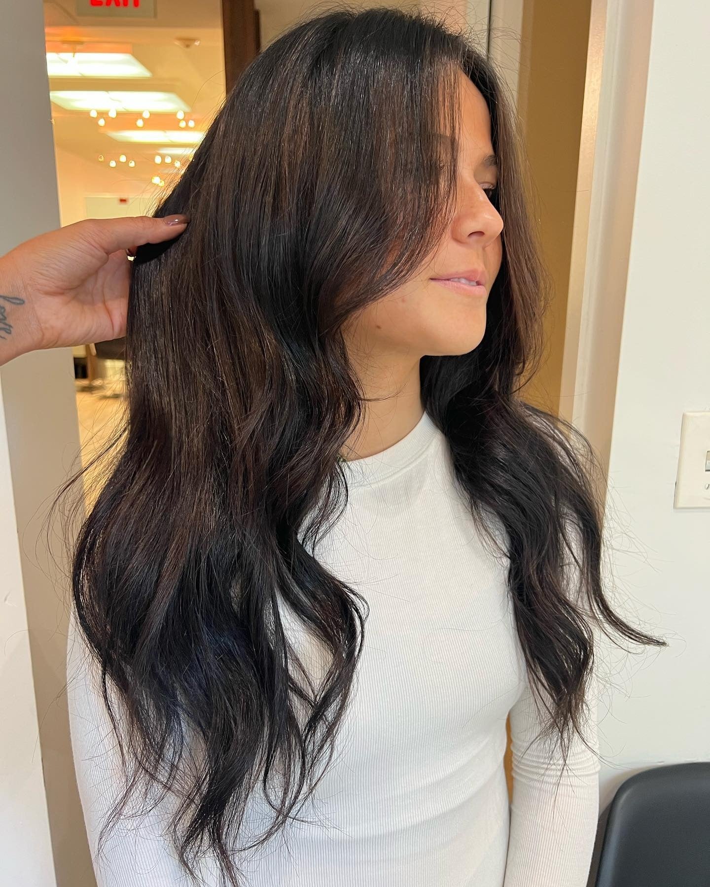 5. Dimensionales Dunkelbraun mit weichen, das Gesicht umrahmenden Schichten (dunkelbraune Haarfarbe)