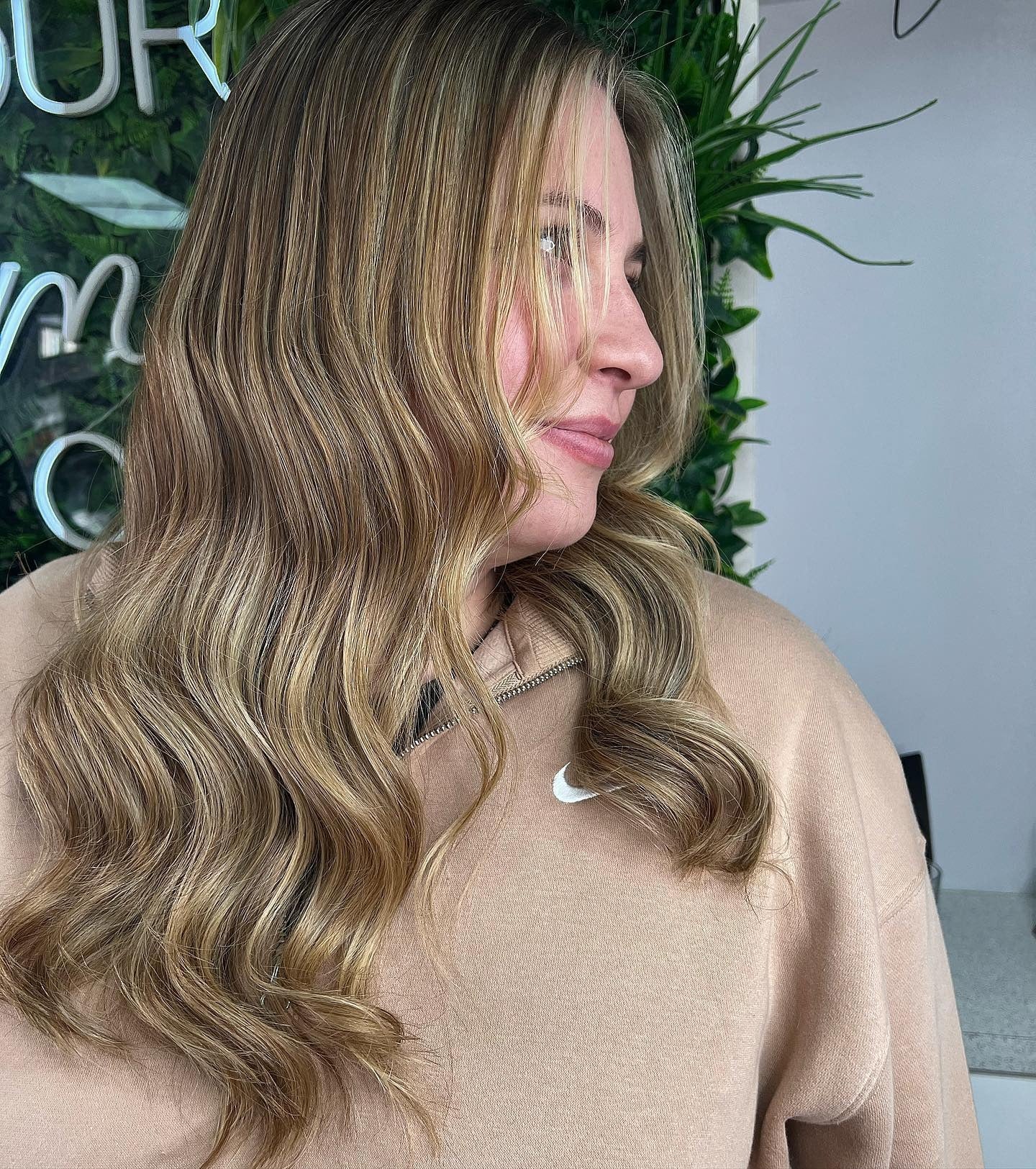 5. Dimensionale Honig-Highlights auf langem, fließendem Haar (Honig-Haarfarbe)