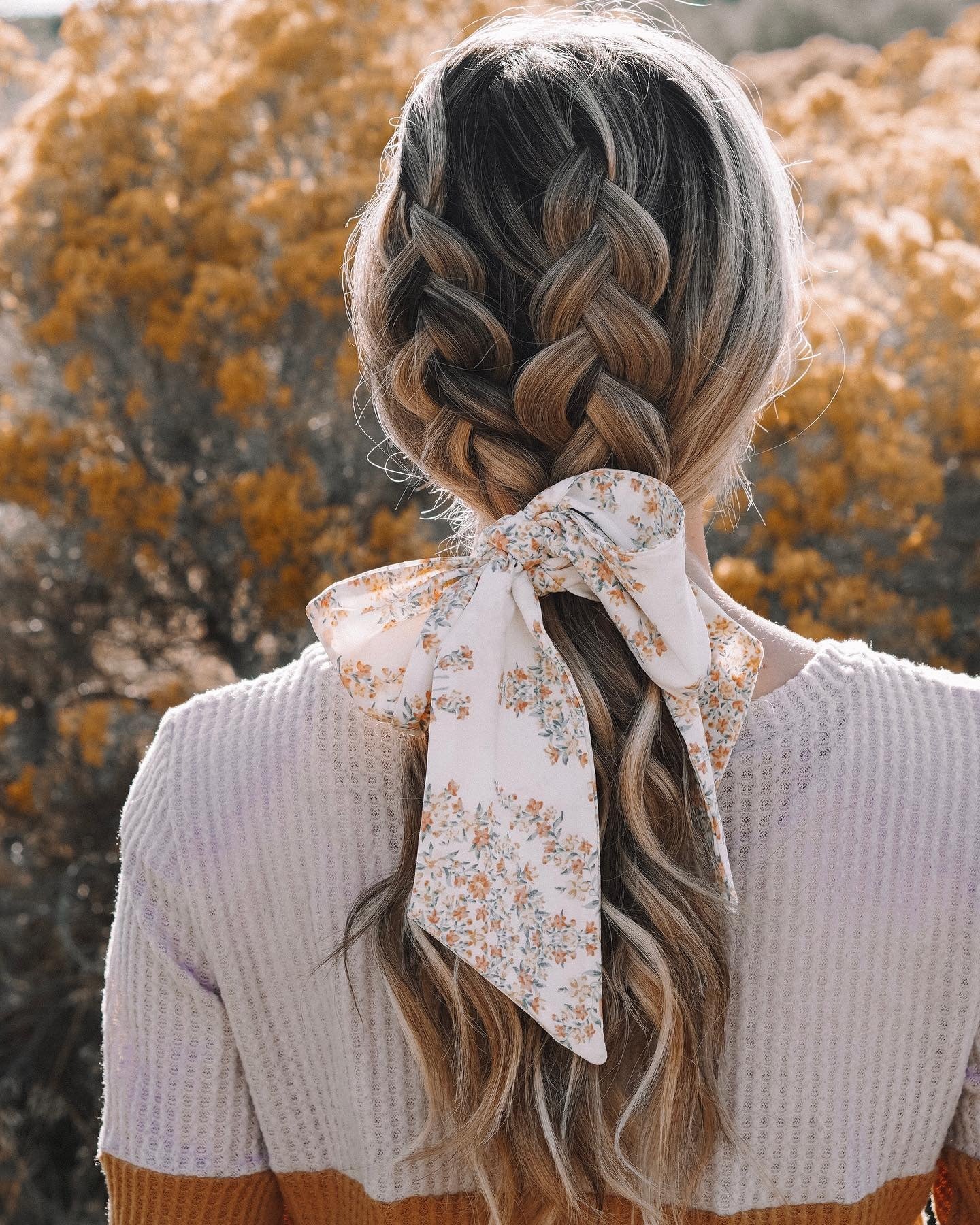 5. Doppelgeschwindigkeitsschwanz mit Blumenbandkrawatte (Herbstfrisuren)