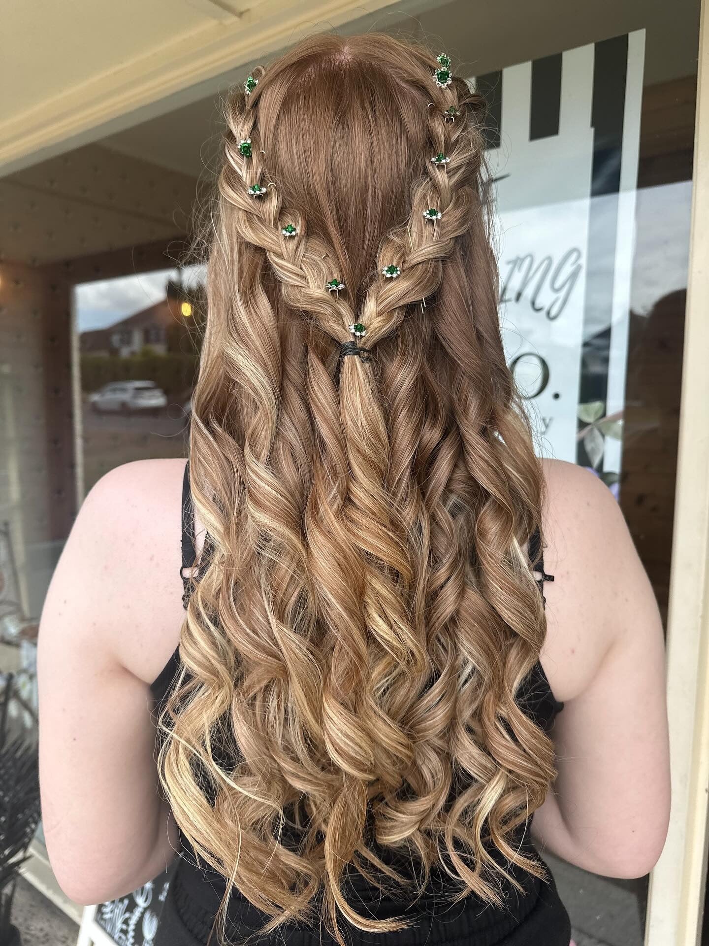 5. Doppelt geflochtener Half-Up-Stil mit warmem Honigblond (Ballfrisuren)