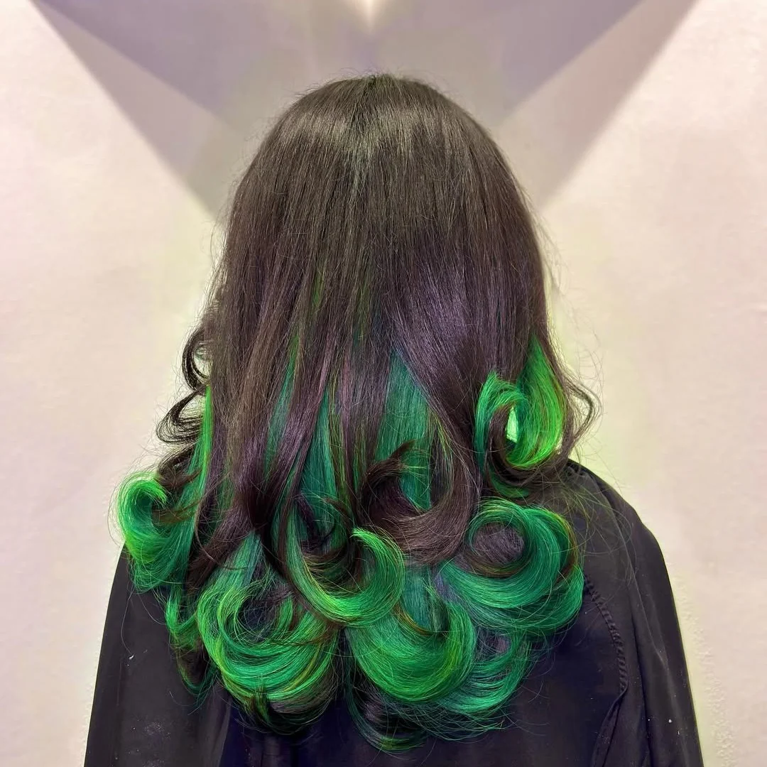 5. Schwarze Locken mit Smaragdspitze (schwarzes Haar mit Highlights)