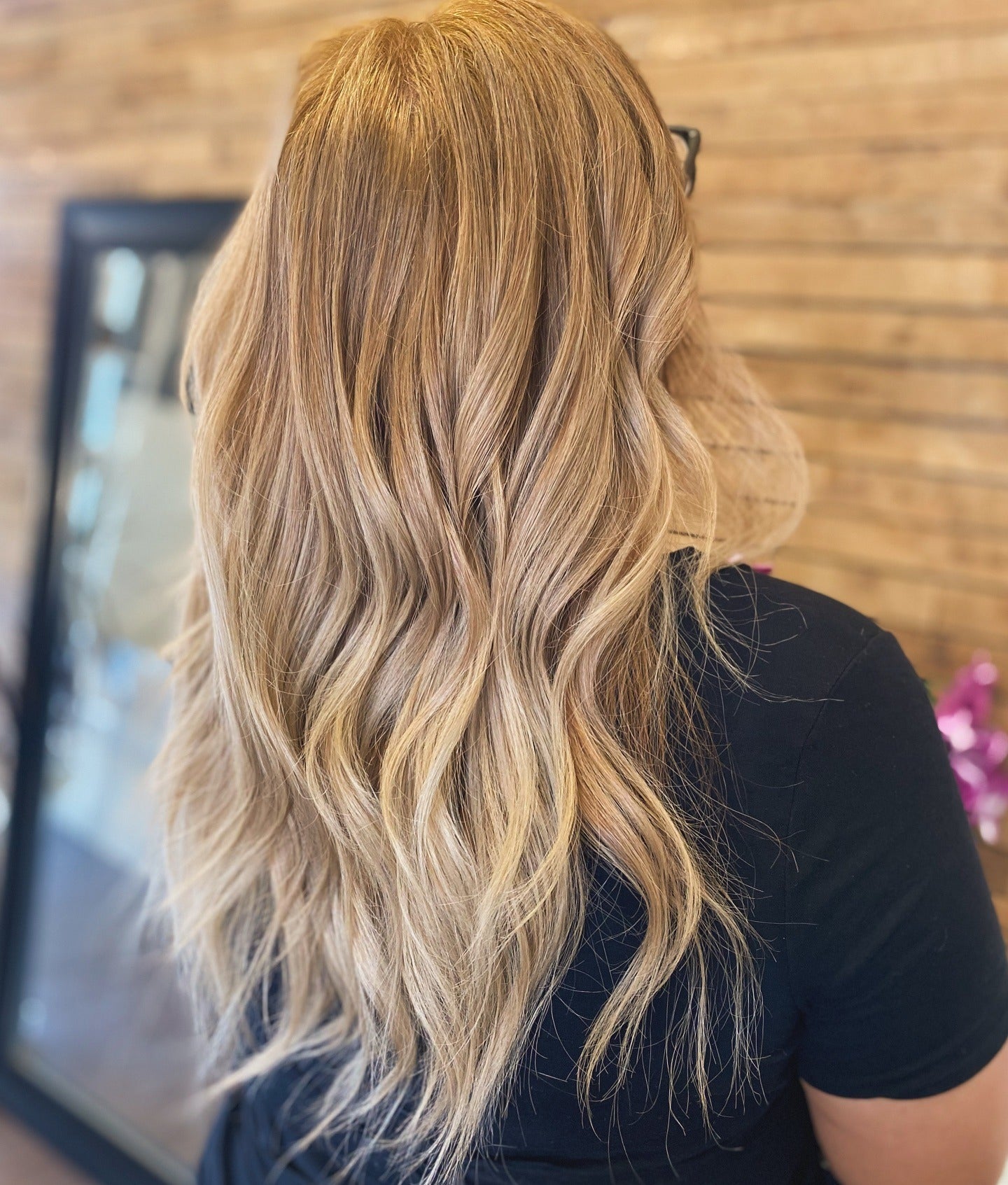 5. Erweiterte blonde Mischung mit Karamellbändern (Honigblonde Haarfarbe)