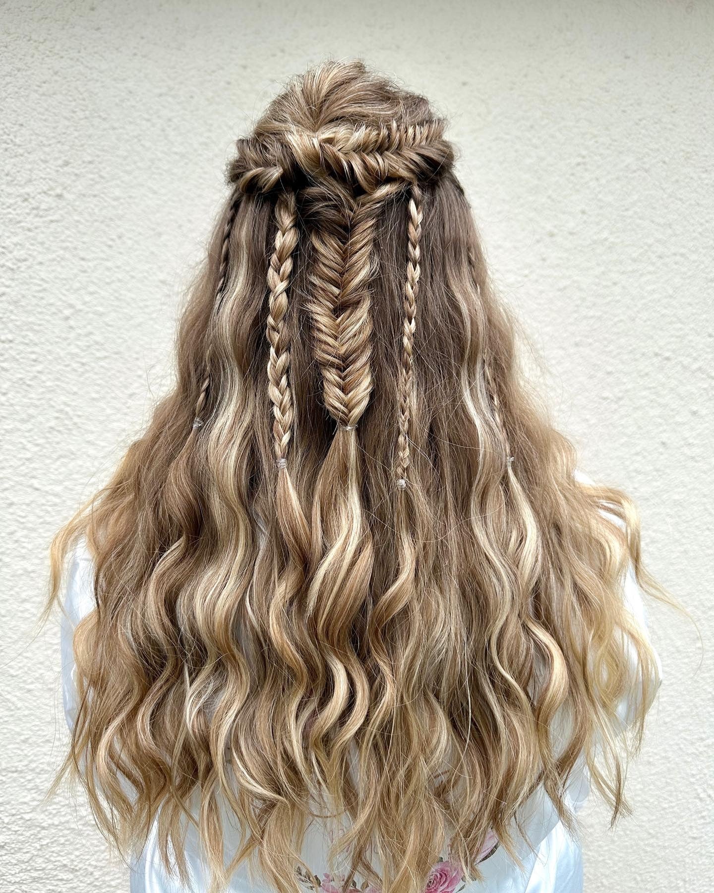 5. Vom Fischschwanz inspirierter Half-Up-Style mit Honey Balayage (Boho-Frisuren)