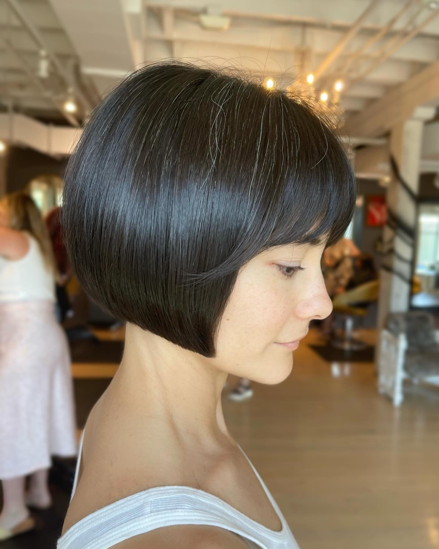 5. Glossy Black Graduated Bob mit abgerundeten Fransen (Bob Frisuren mit Pony)