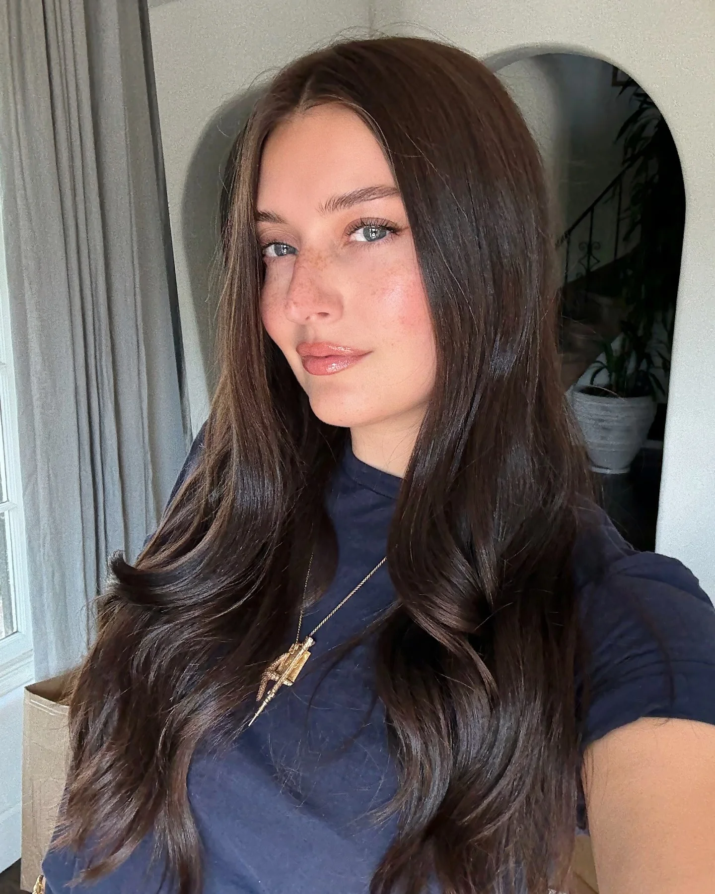 5. Glänzende brünette Schichten mit sanften Wellen (extra lange Schichten)