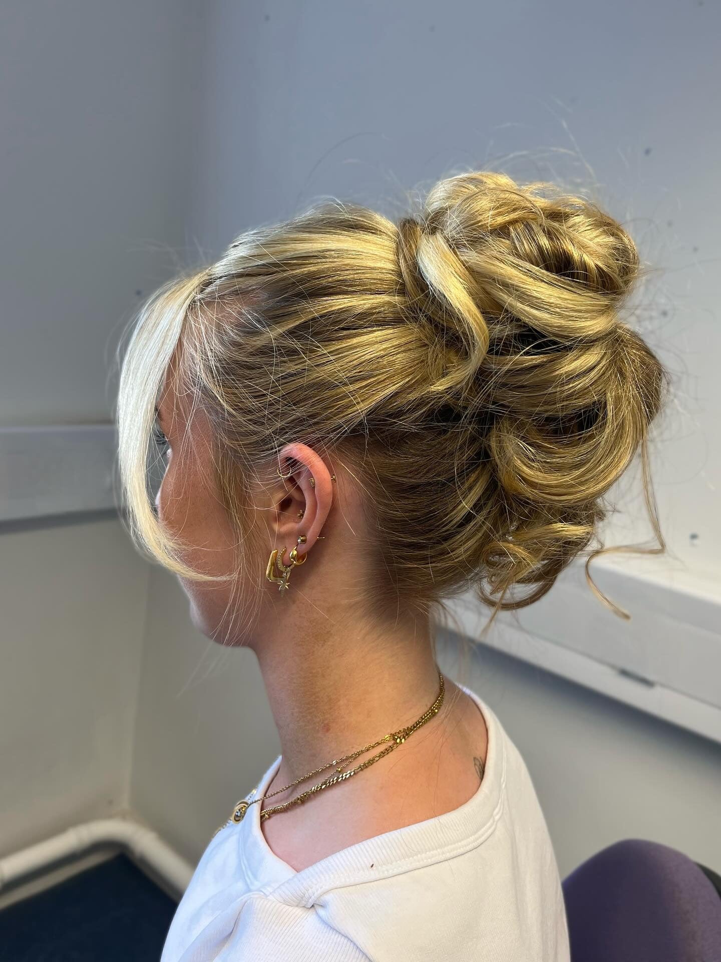 5. Glänzender honigblonder Dutt (unordentliche Dutt-Frisuren)