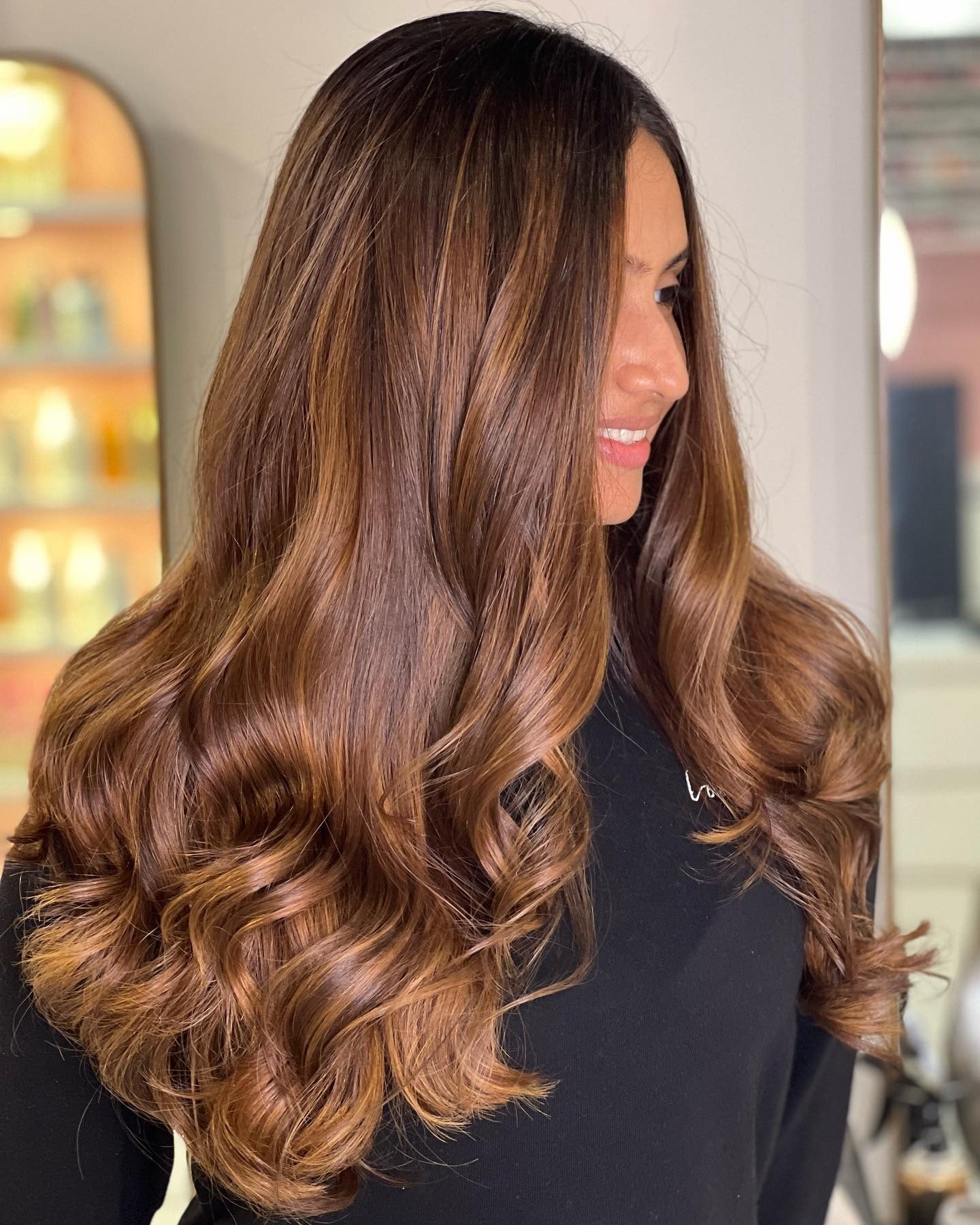 5. Hochglänzende Honigkaramell -Locken (honigbraune Haarfarbe)