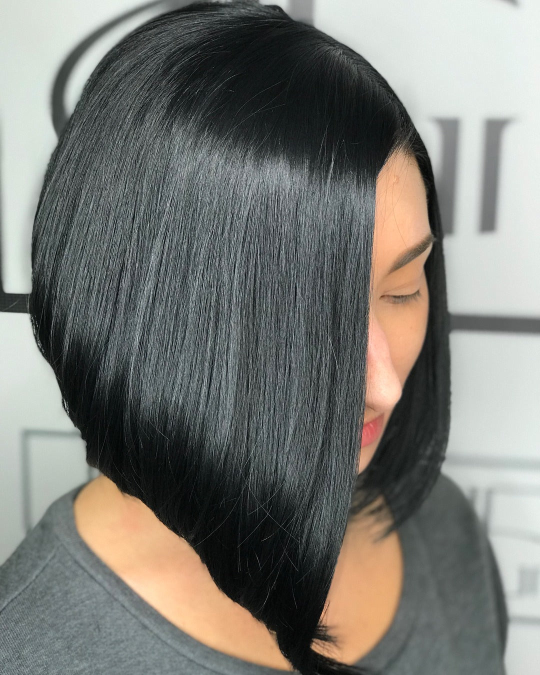 5. Glossy Jet Black Abgled Bob (asymmetrische Bob -Frisuren)