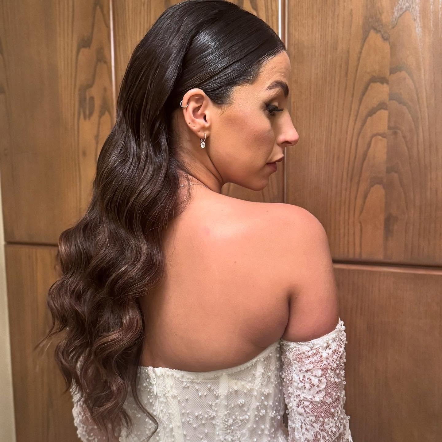 5. Hochglänzendes Pony mit geformten Wellen (Brautfrisuren)