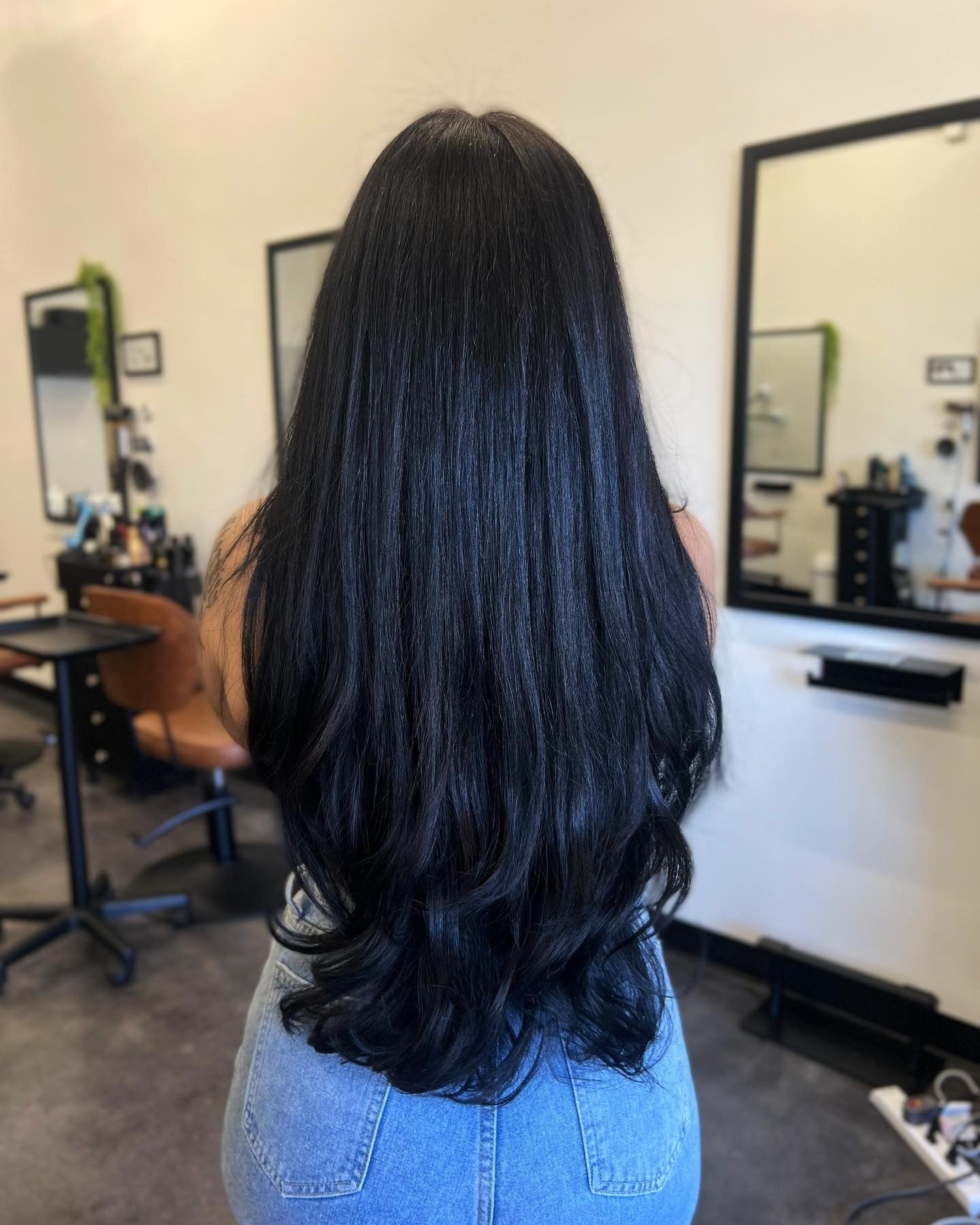 5. Hochglänzende Mitternachtsschichten mit subtilem Lockenfinish (lange Frisuren für Frauen)