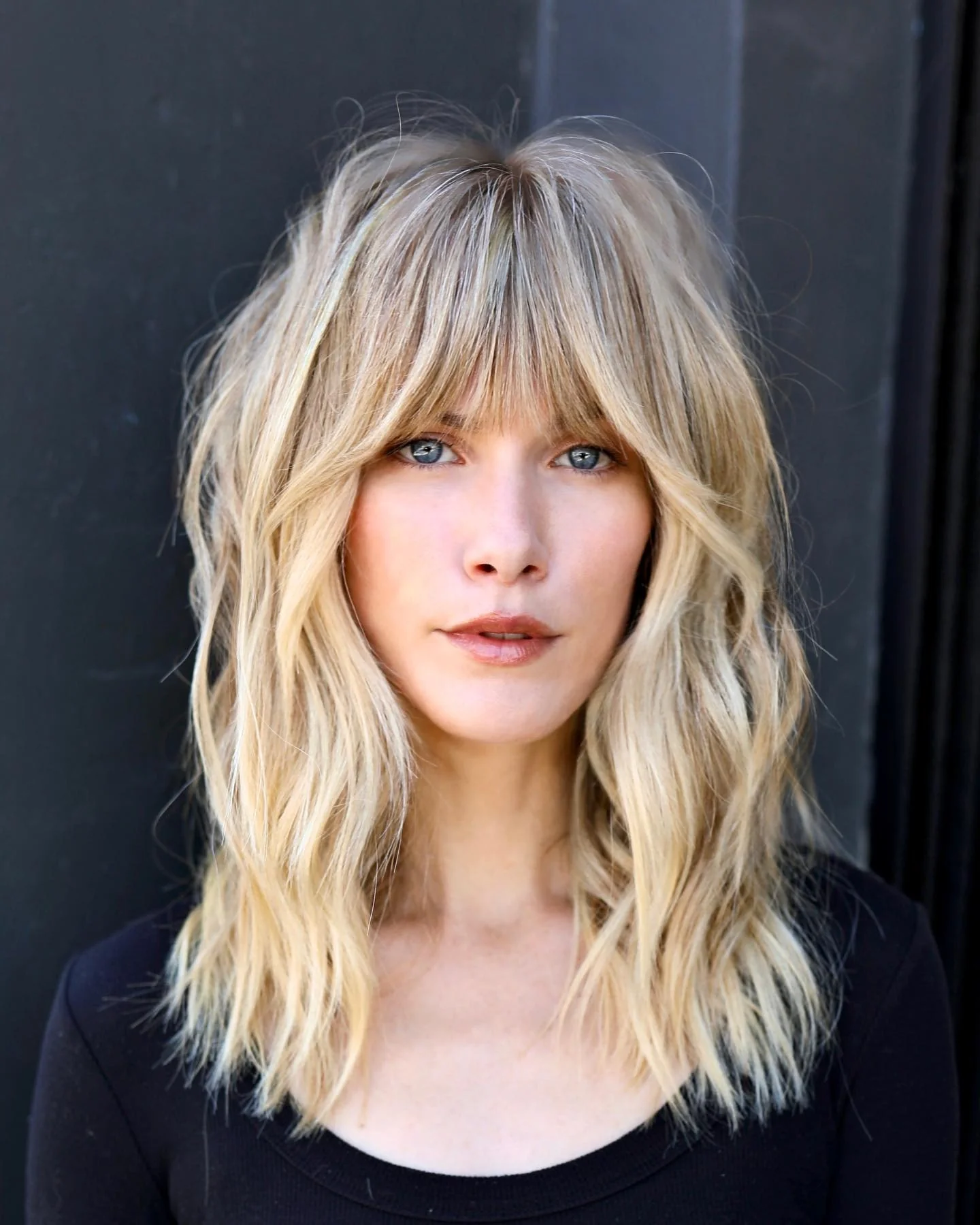 5. Goldblonder Shag mit feinem Pony und lockerer Textur (mittellange Shag-Frisuren)