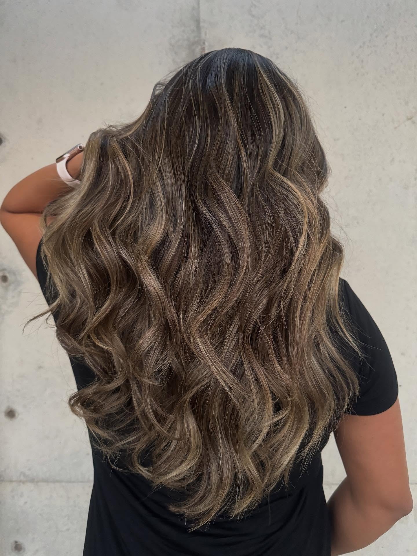 5. Goldbraunes Balayage mit lockeren Luxuslocken (braunes Haar mit Highlights)