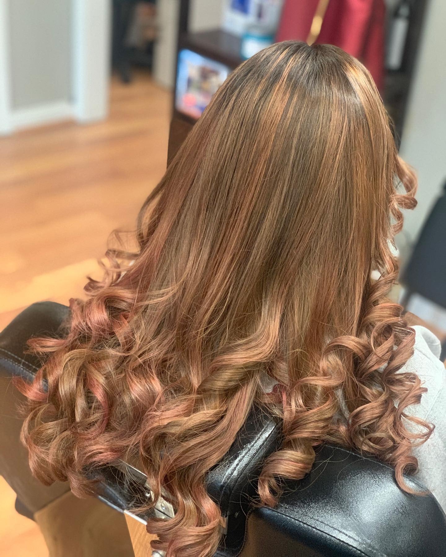 5. Golden Rose Curled Enden auf heller Kupferbasis (rotbraunes Haar mit Highlights)