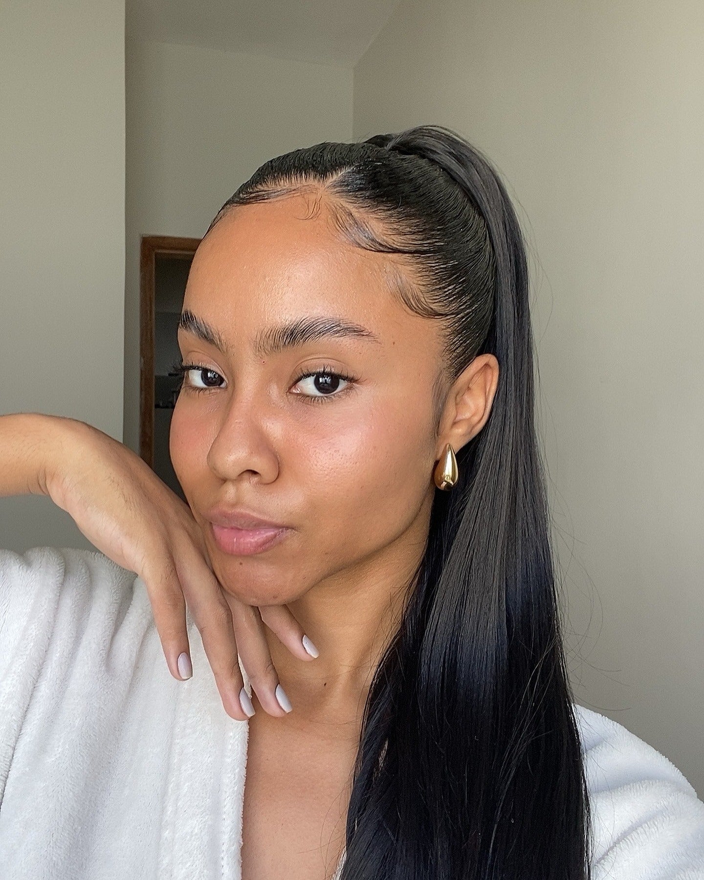 5. Hochpolierter Pferdeschwanz mit subtilen Kanten (Baddie Frisuren)