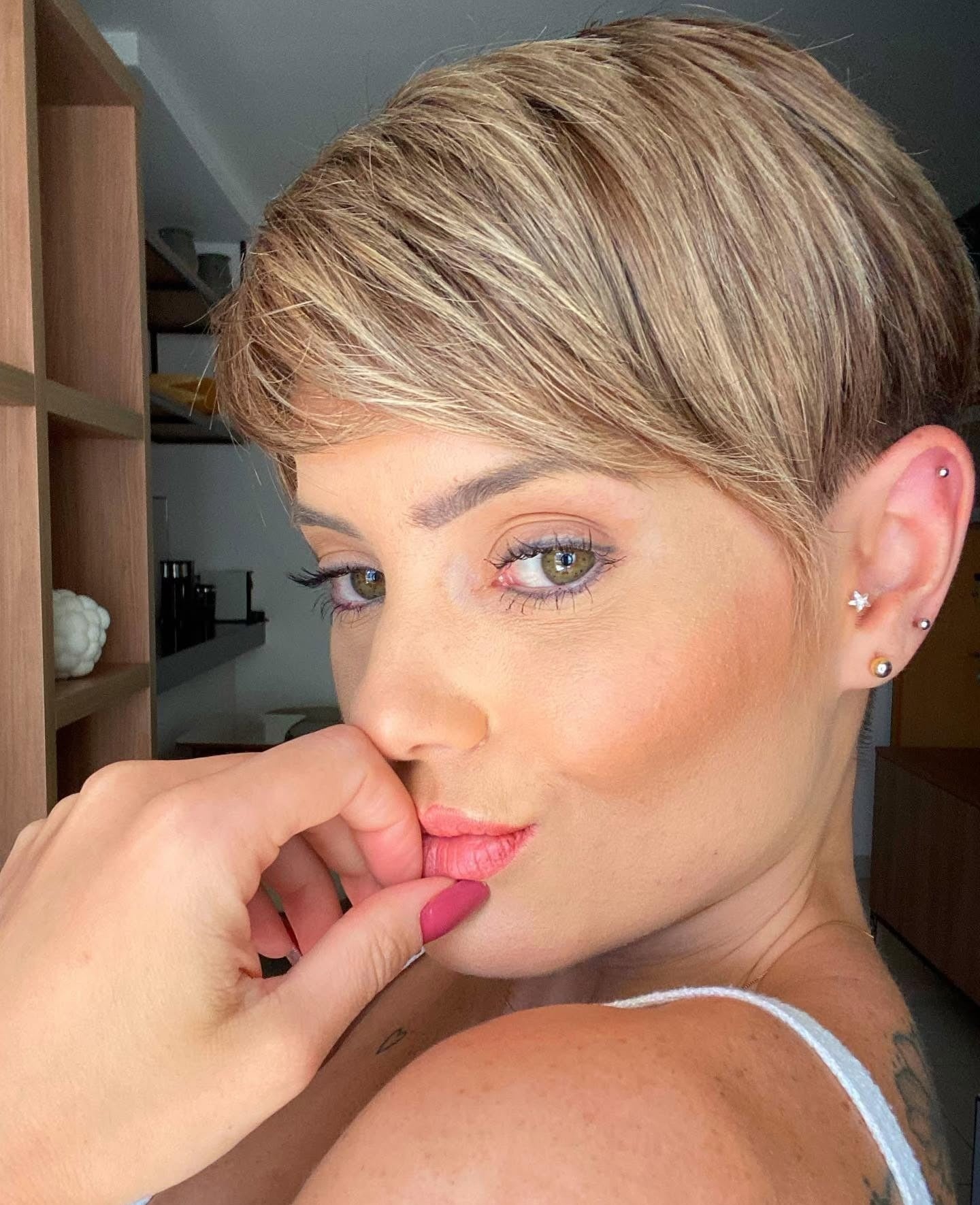 5. Honigblonde Seitenpixie (Pixie geschnitten für dünne Haare)