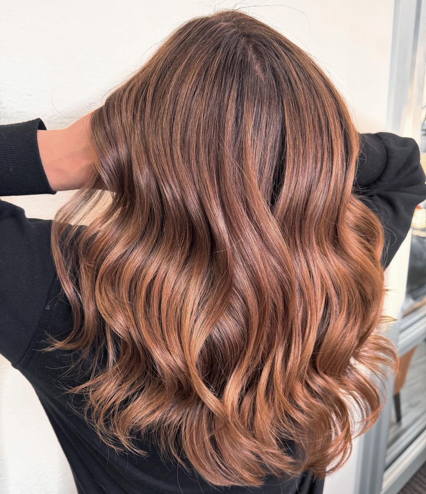 5. Honey Chestnut Balayage (warme kastanienbraune Haarfarbe)