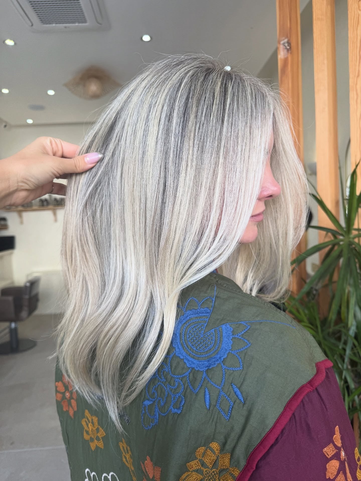 5. Eisige aschblonde Band-Highlights auf einem gewellten Bob (aschblonde Haarfarbe)