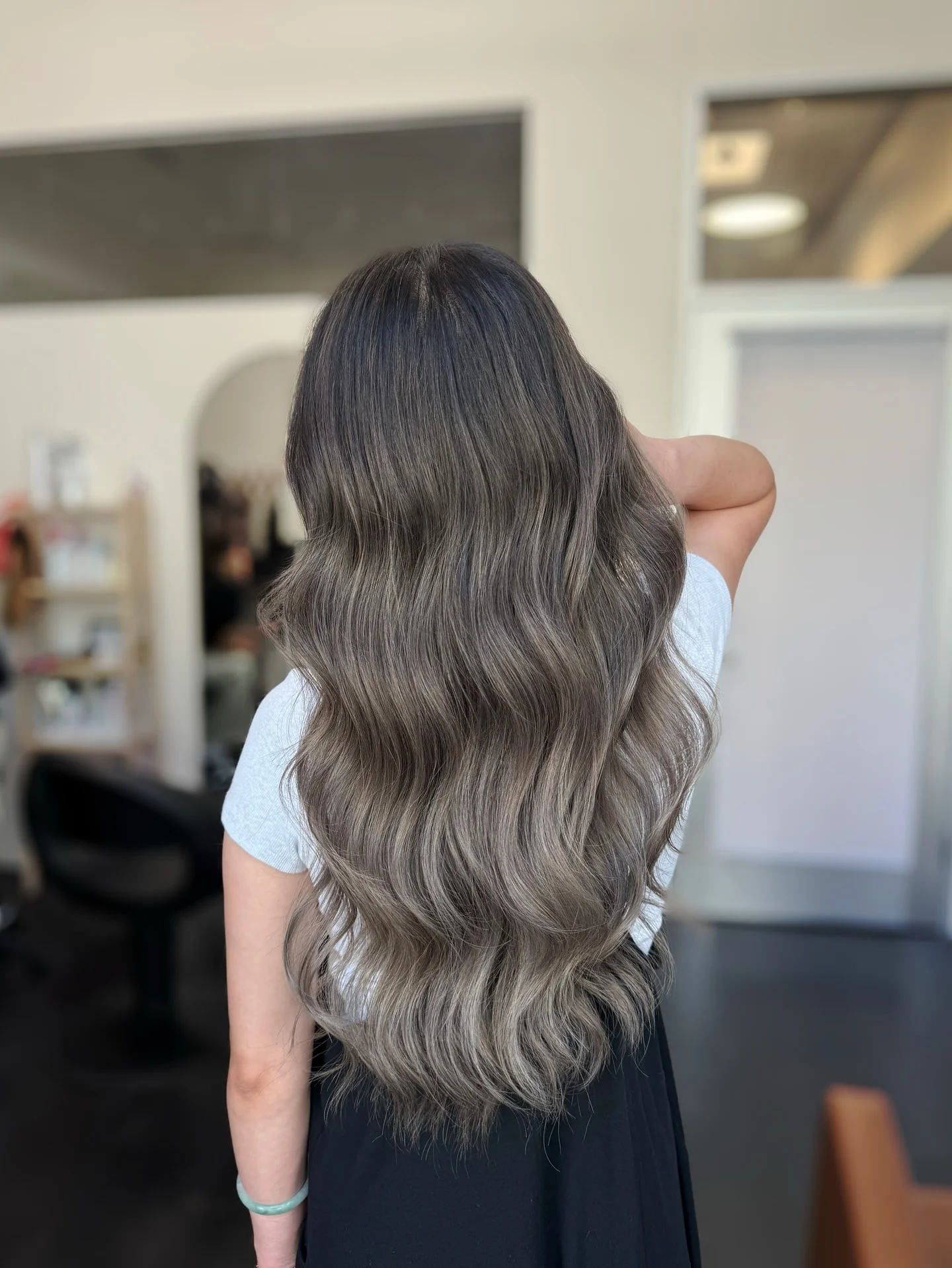 5. Eisige aschbraune Farbverlaufswellen (kühle aschbraune Haarfarbe)