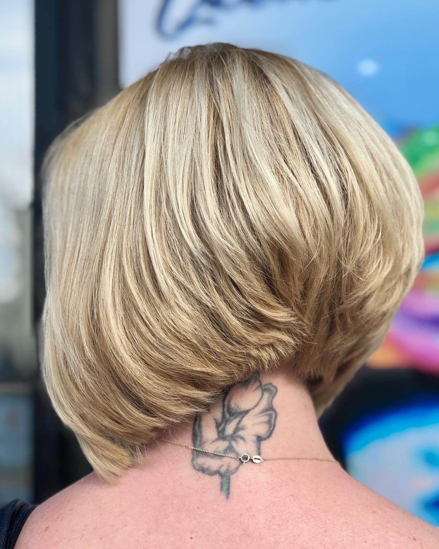 5. Layered Blonde Stapeled Bob mit weichem Volumen (gestapelte Haarschnitte)