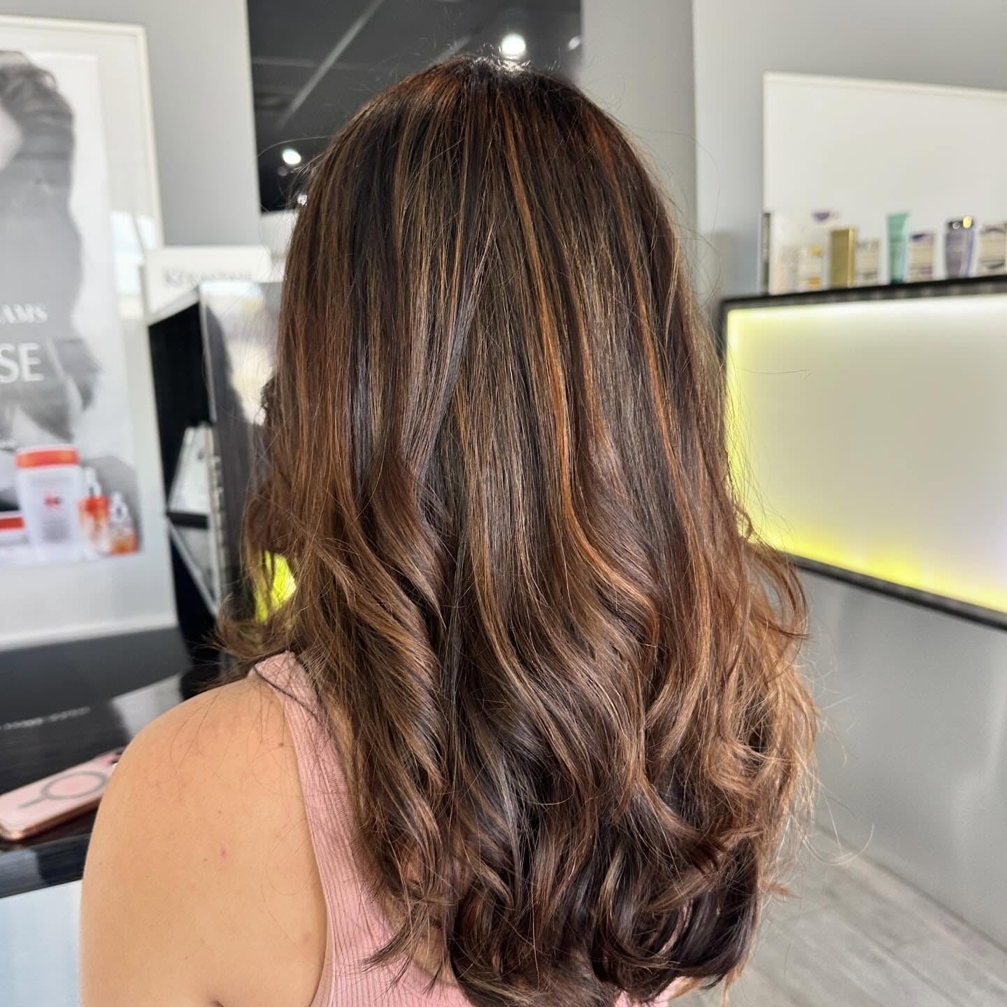 5. Mehrschichtiges Karamell-Mokka mit polierten Locken (Karamell-Mokka-Haarfarbe)