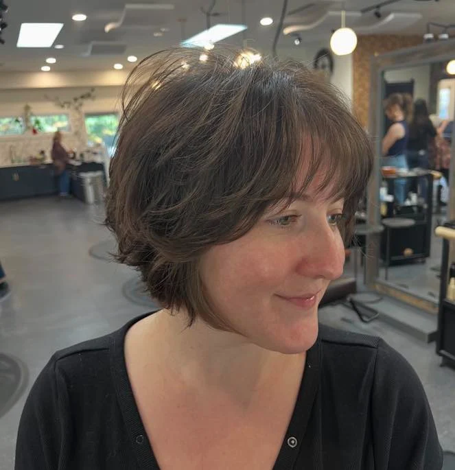 5. Geschichteter Shaggy-Bob mit kühlem Aschbraun (Shaggy-Bob-Frisuren)