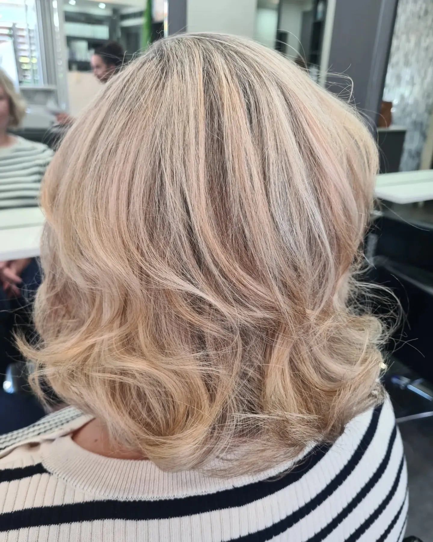 5. Heller aschblonder Bob mit federnder Textur (Langschicht-Bob)