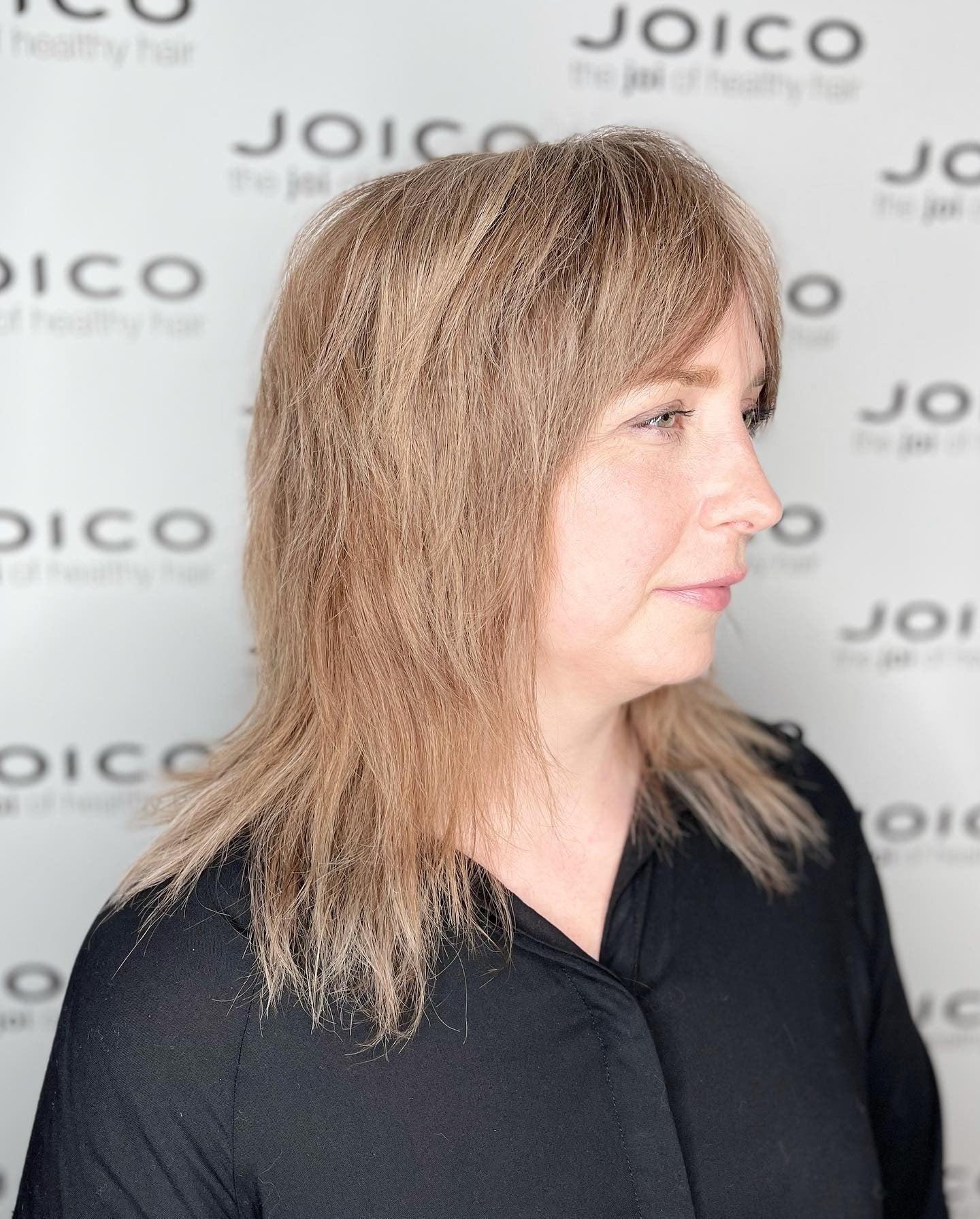 5. Heller Mokka-Straight-Shag mit weichen Fransen (zotteliger Haarschnitt mit Pony)