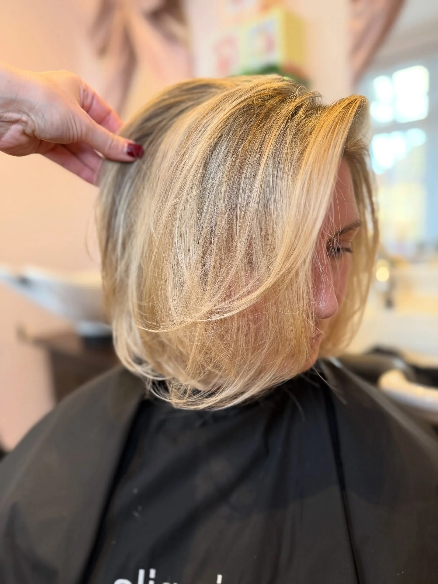 5. Lived-In Blonde Bob mit Face-Framing Lift (Bouncy Bob Hair)