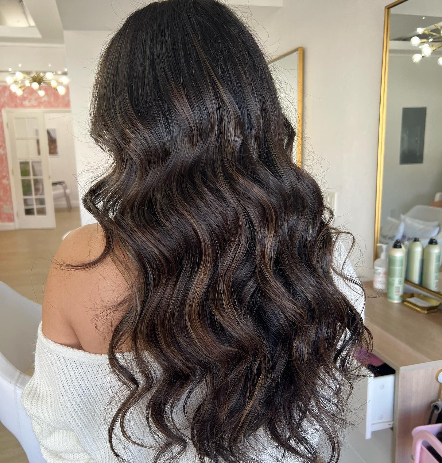5. Lived-In Brunette Balayage mit warmen Toffee-Bändern (Dark Brown Balayage)