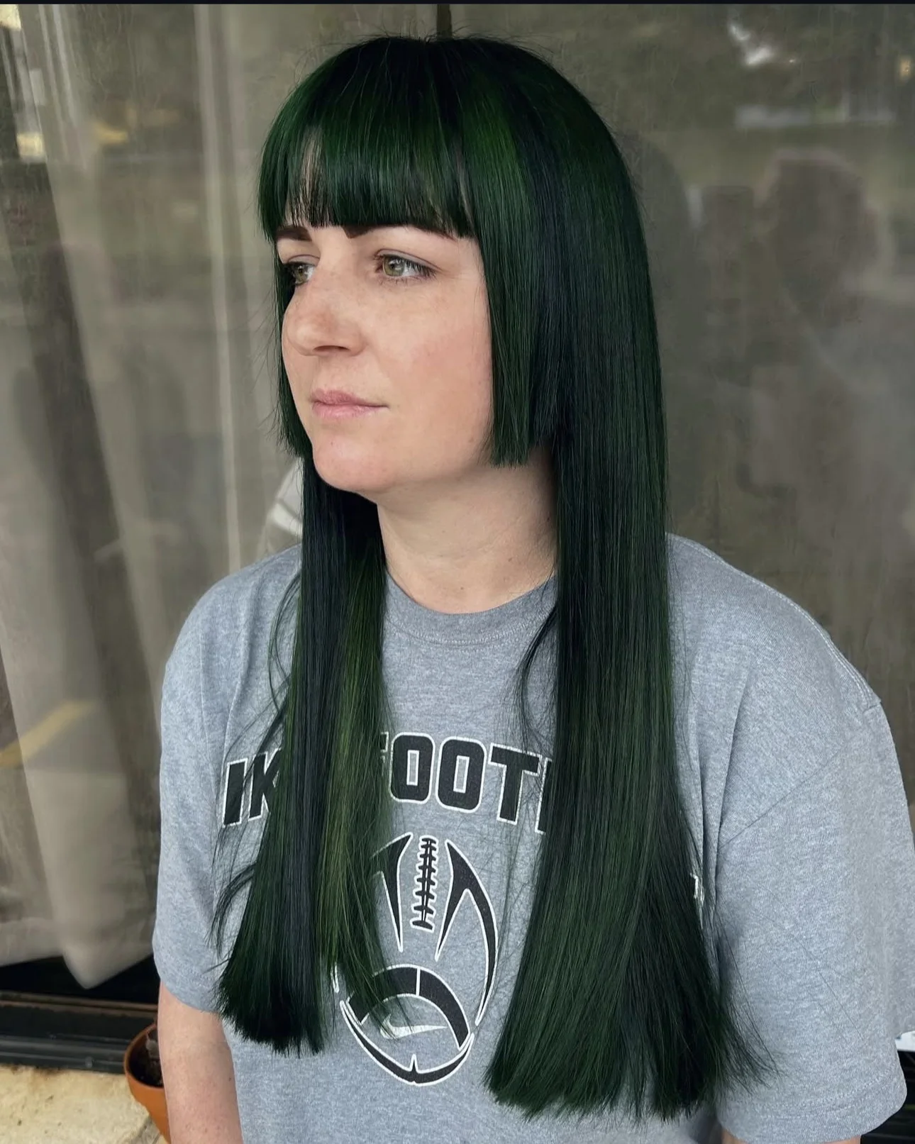 5. Langes glattes Haar mit tiefgrüner Farbe und stumpfem Pony (glatte Frisuren mit Pony)