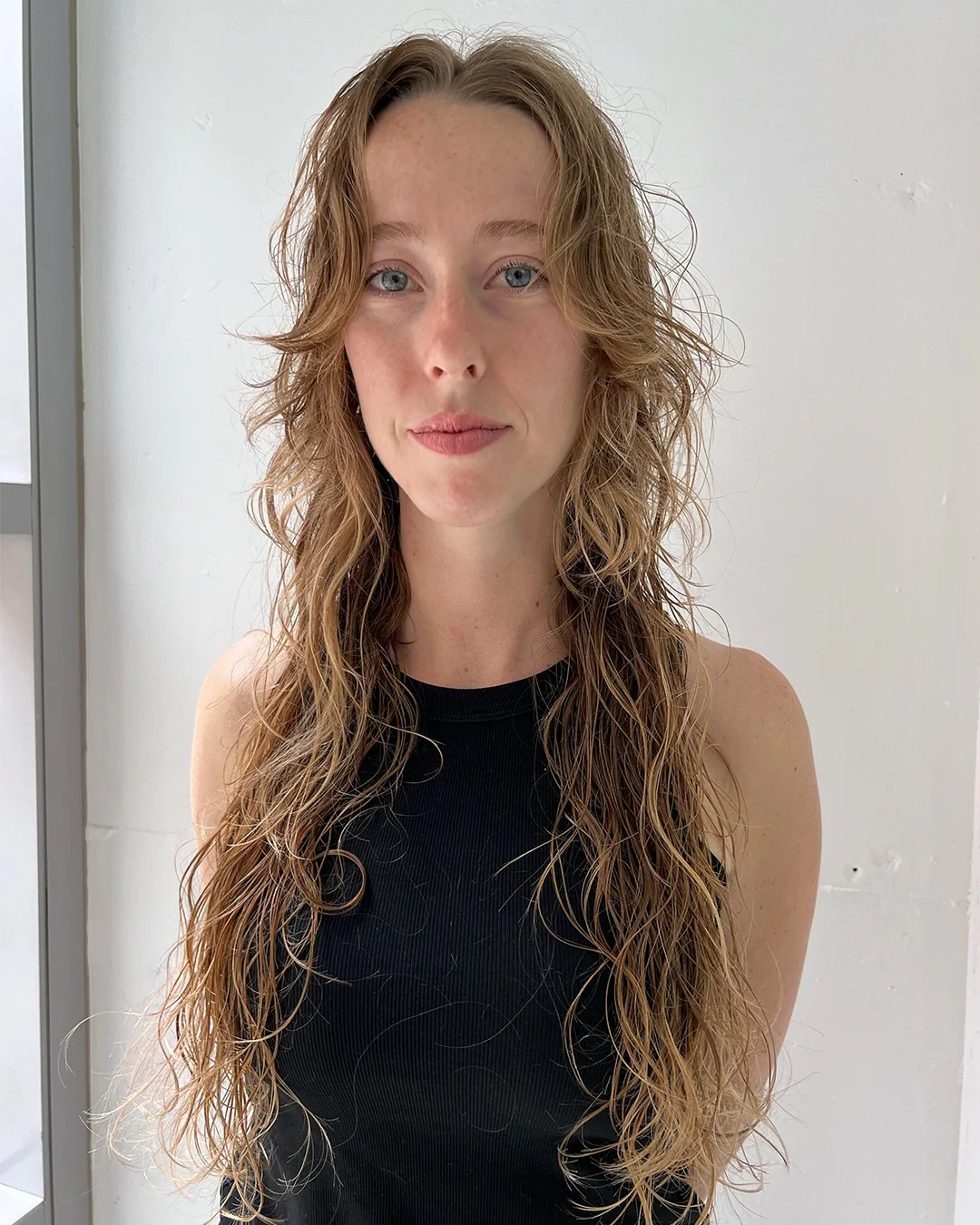 5. Langer Wet-Finish-Wolfsschnitt in Honigblond (Langer Wolfshaarschnitt)