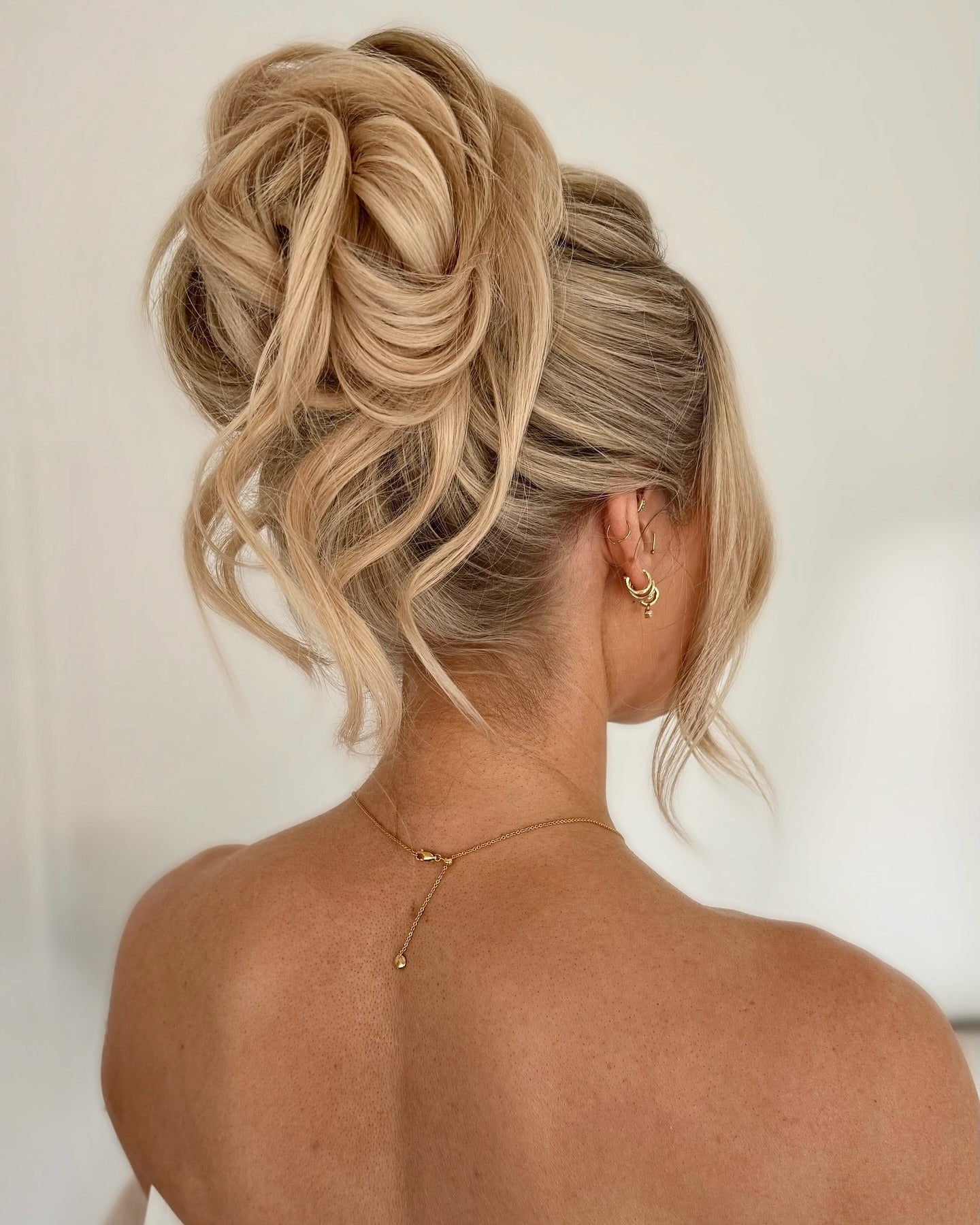 5. Luxe Vanilla Blonde Voluminous Bun (Chaotische Dutt-Frisuren)