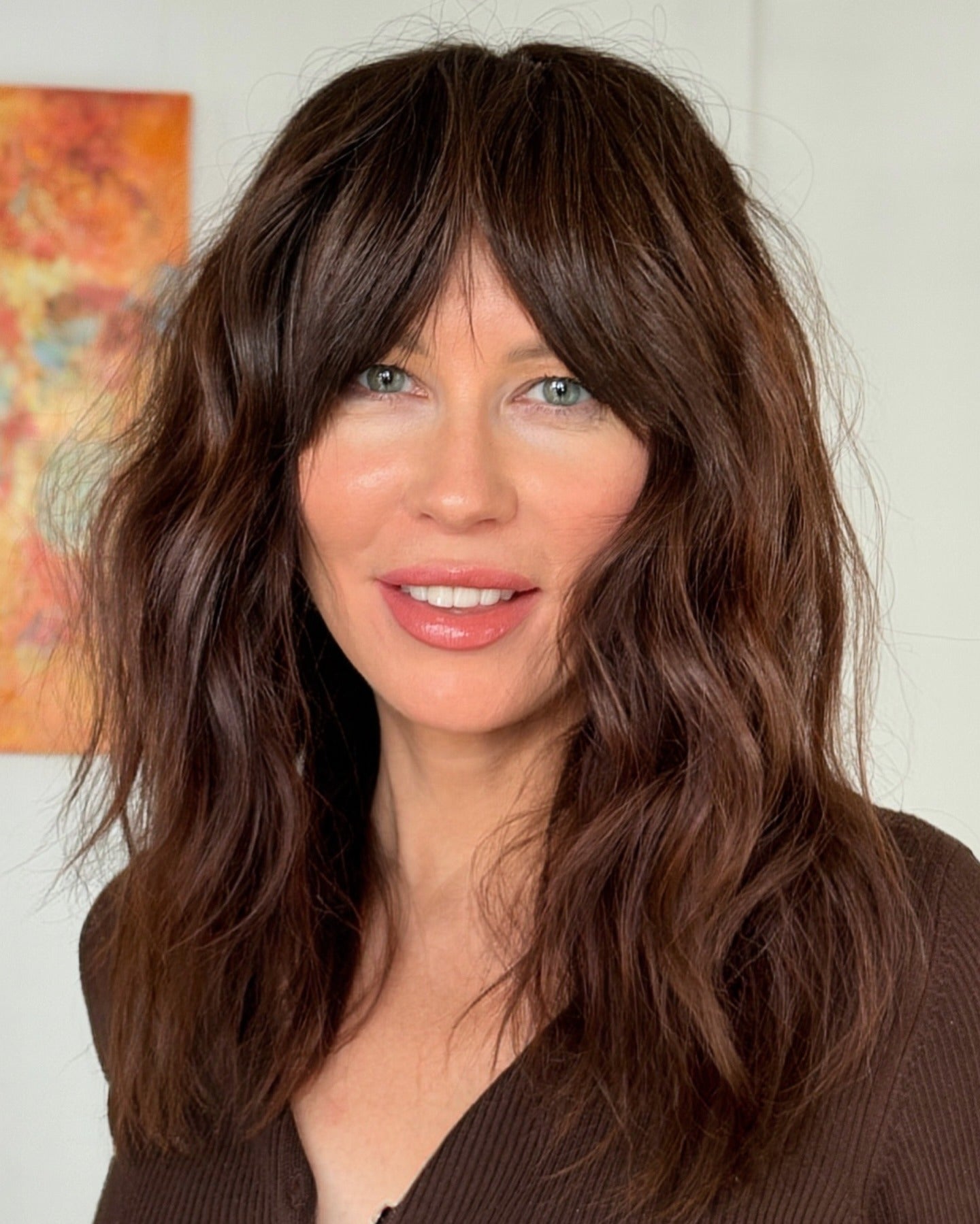 5. natürliche Wellen mit mittlerer Länge mit weichen Schichten (welliges Haar mit Pony)