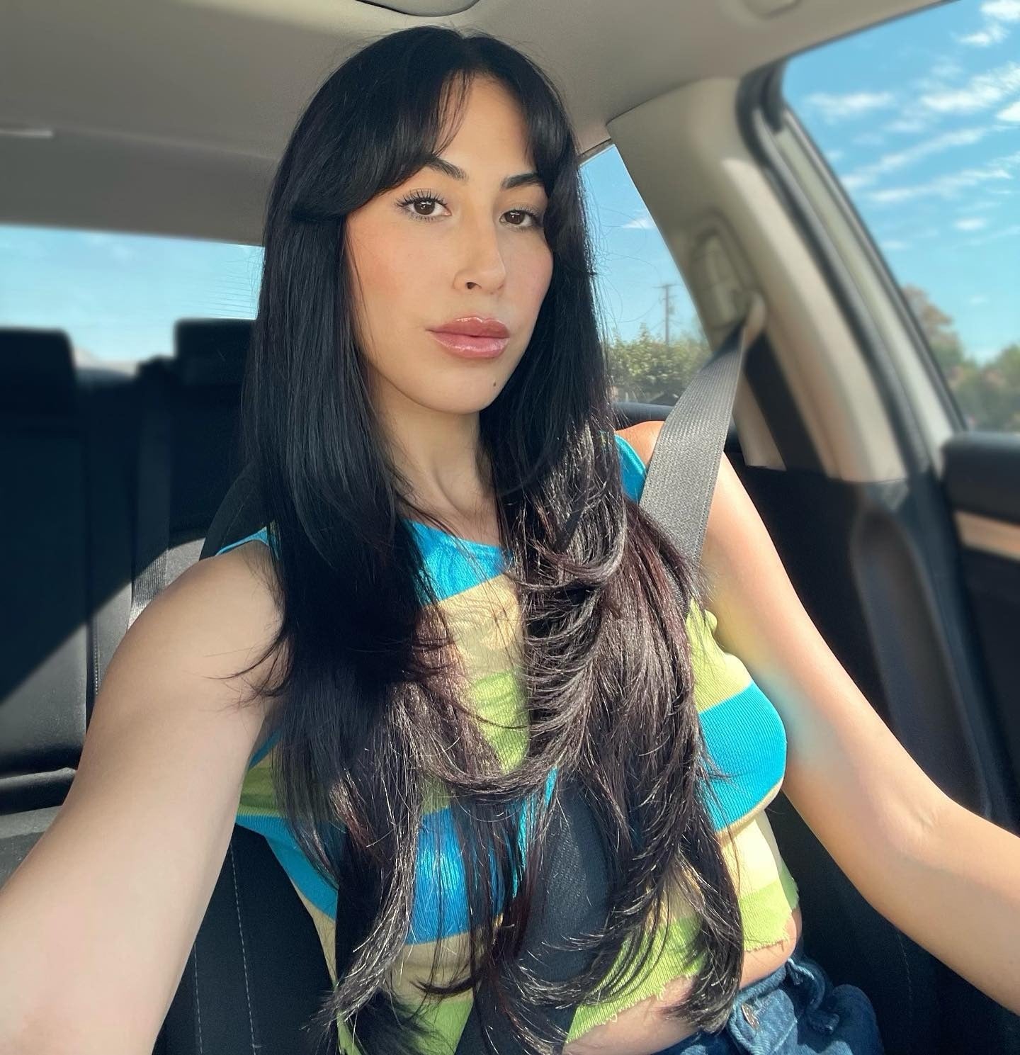 5. Mitternachtsschwarze Stufen mit weichen Vorhangfransen (gestuftes Haar mit feinem Pony)