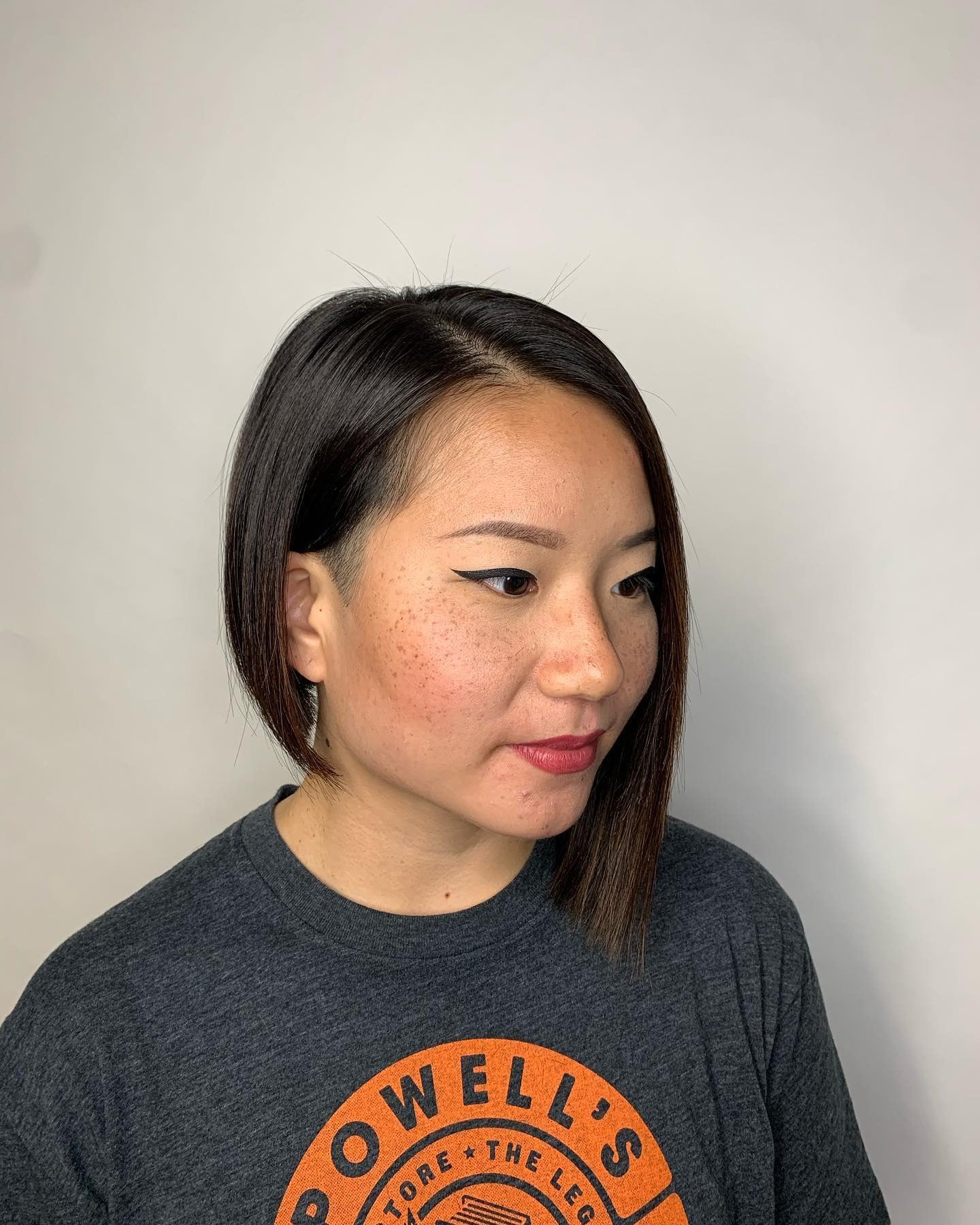 5. Minimalistischer Präzisionsbob mit tiefen Seitenteil (asymmetrische Frisuren)