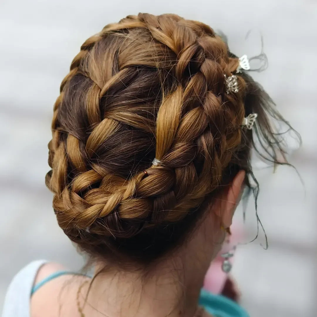 5. Multi-Braid-Krone mit Kastanienakzenten (Frisuren mit Kronengeflecht)