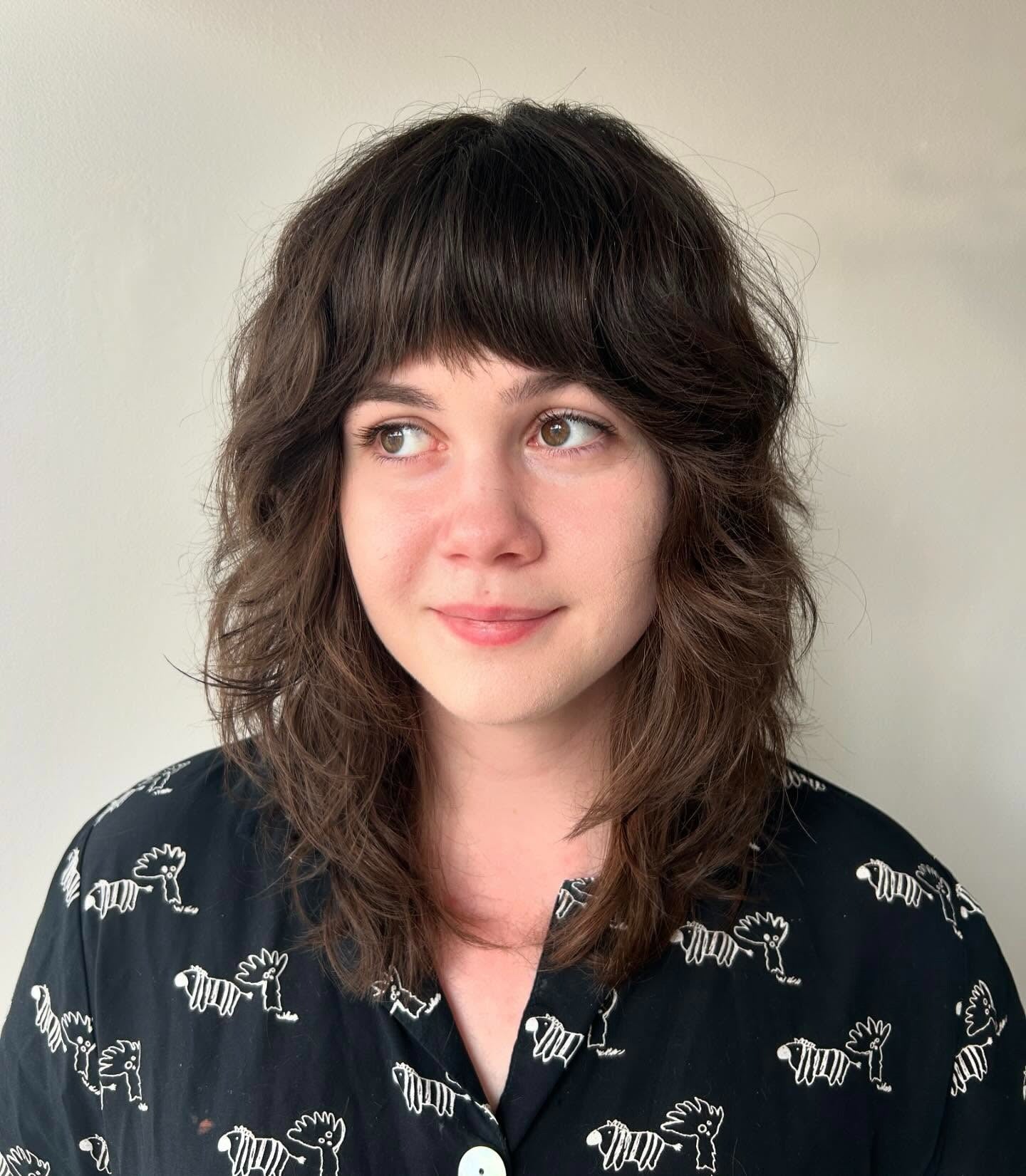 5. Natürlicher Brünette Shag mit abgerundeter Fransen (kurze Shag -Haarschnitte)