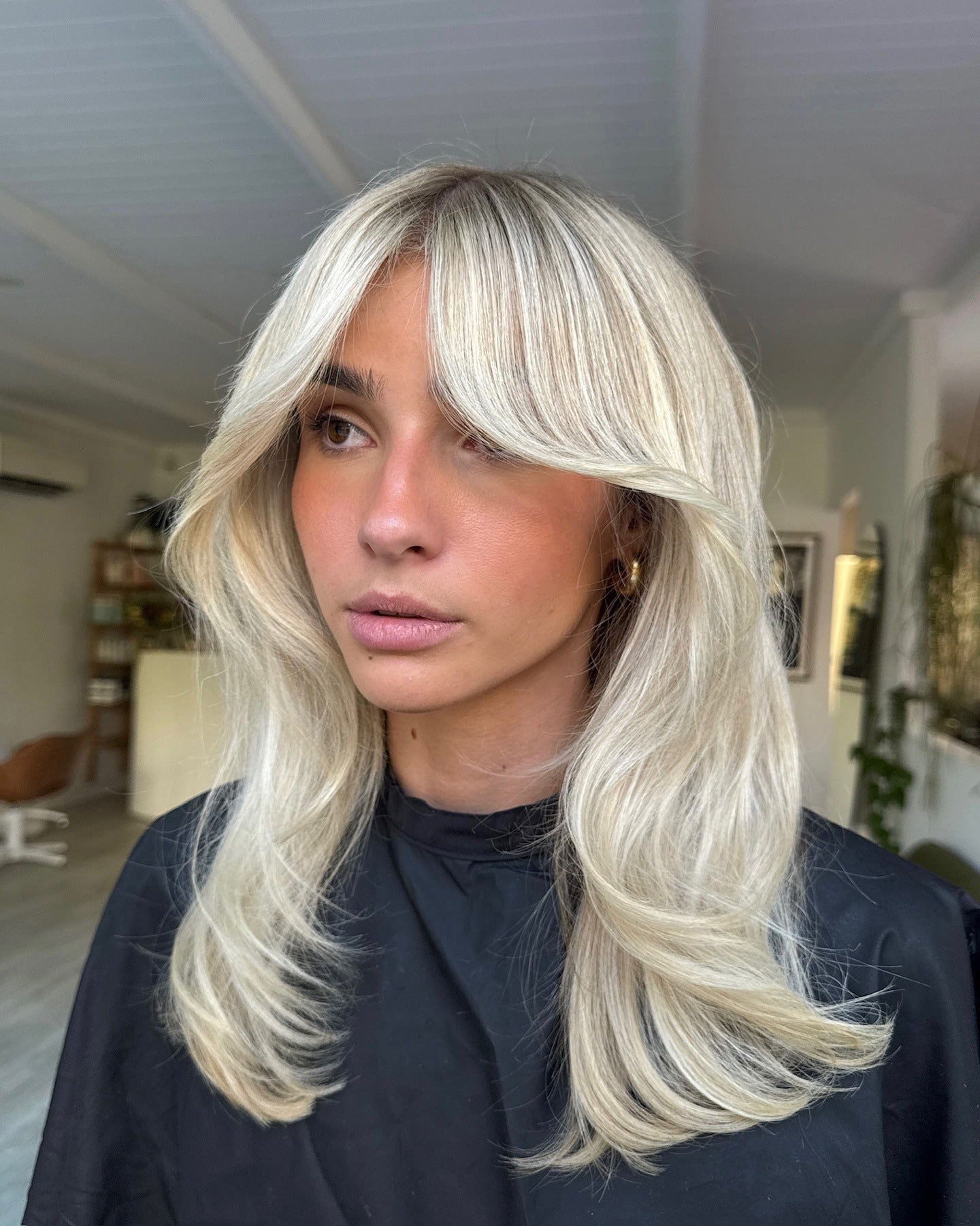 5. Platinfarbenes Midi mit Vorhangfransen (Midi-Schnitt-Frisuren)