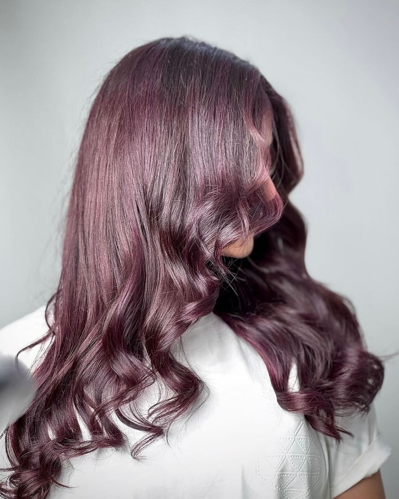 5. Plum-infundierte Burgunder Curls (Burgund Balayage Haarfarbe)