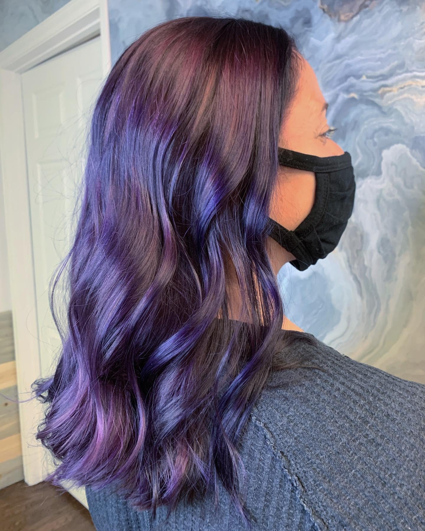 5. Pflaumenviolette Wellen mit dezentem Kontrast (Pflaumen-Haarfarbe)