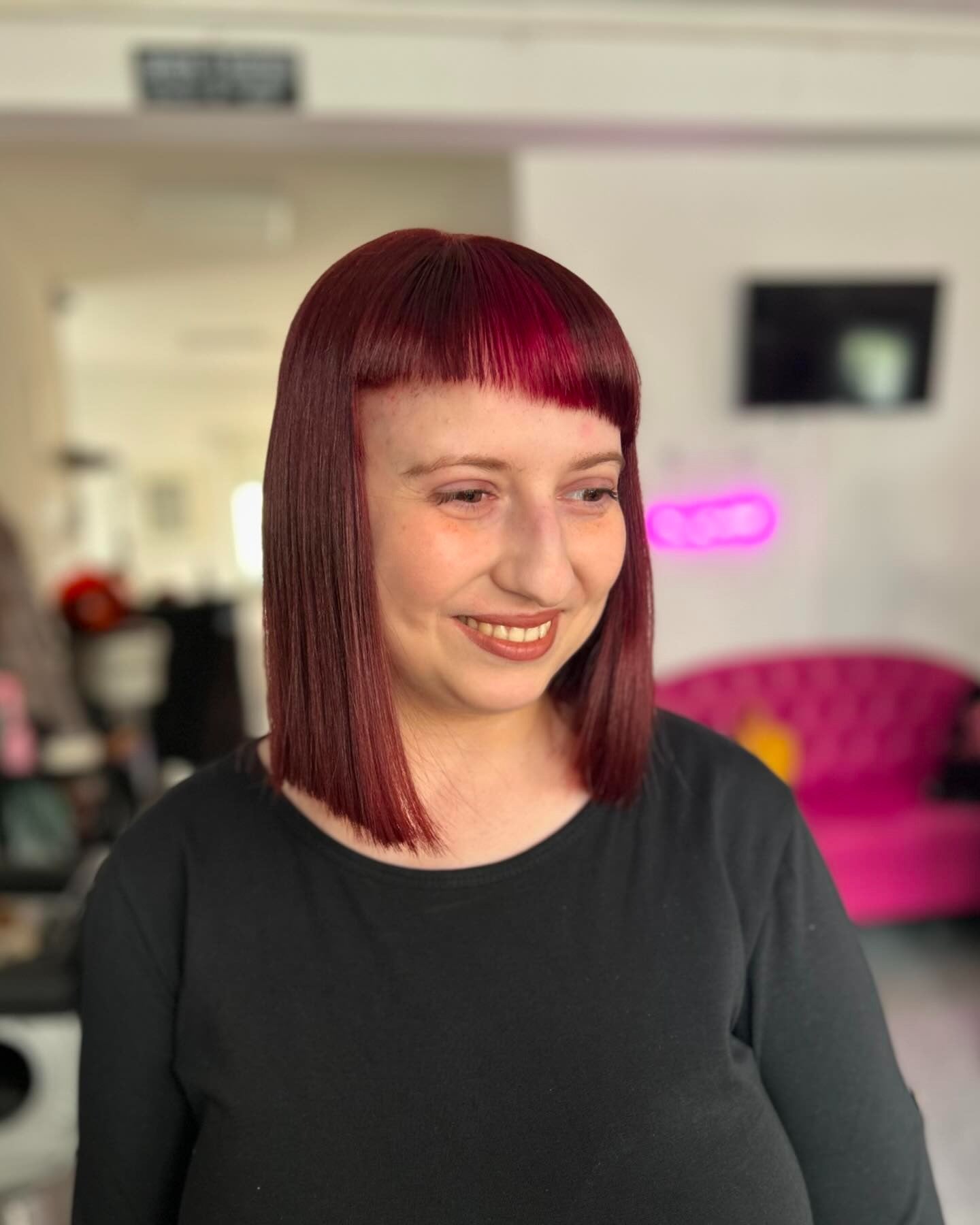 5. Pflaumenwein Präzision Bob mit scharfen asymmetrischen Rand (Asymmetrische Pony Frisuren)