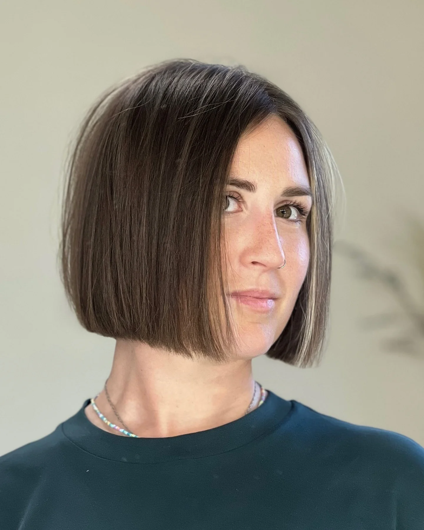 5. Polierter Espresso-Bob mit klaren Linien (Blunt Cut Bob)