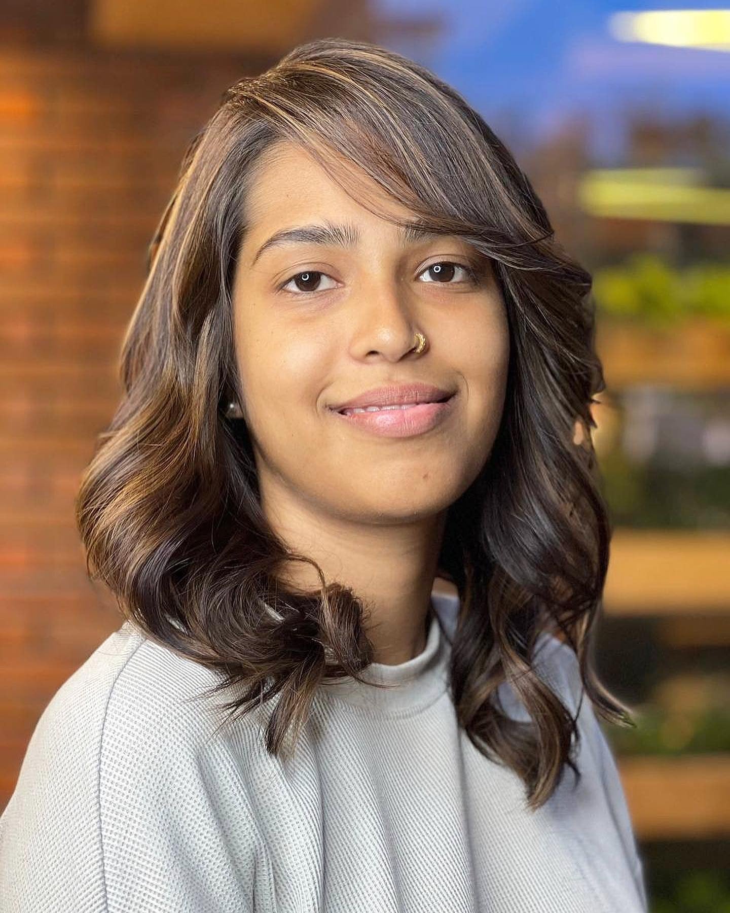 5. Polierte mittlere Wellen mit hellbraunem Balayage (mittelgroße Frisuren)