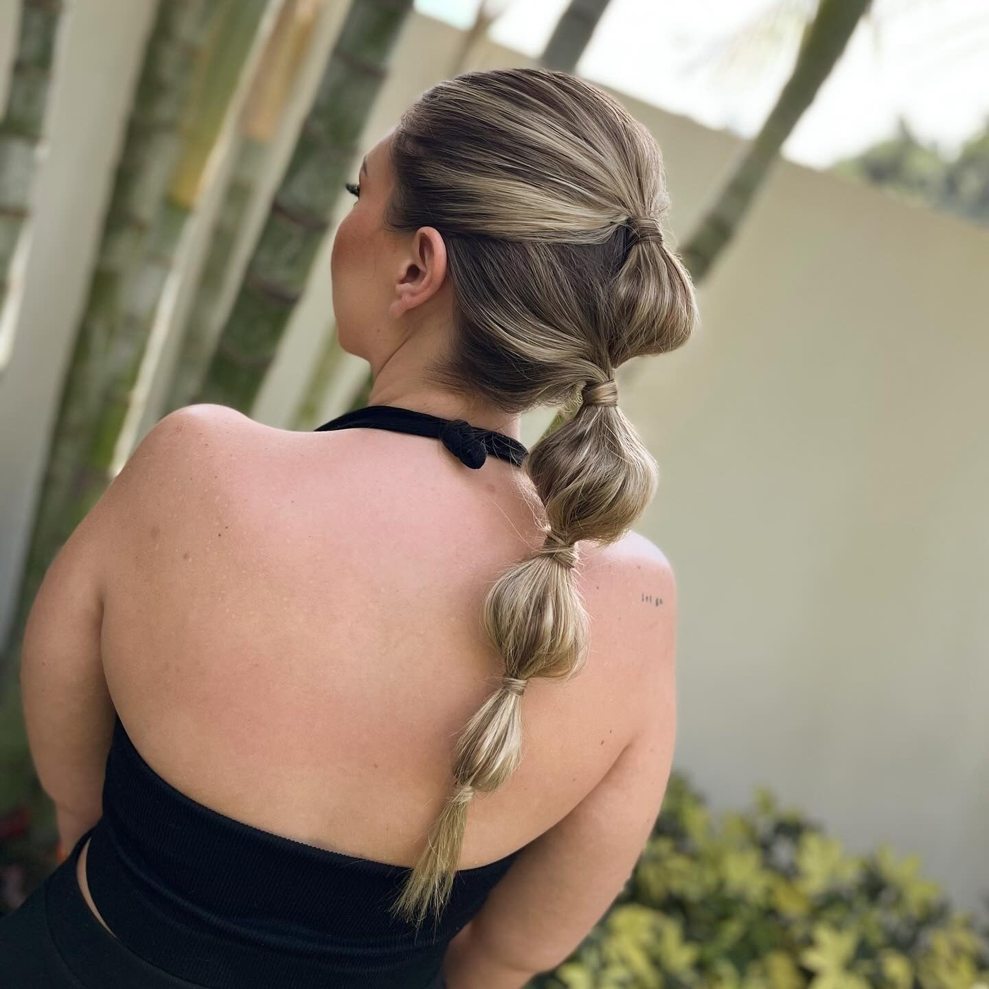 5. Entspannter Bubble -Pferdeschwanz mit Ascheblonde Highlights (Bubble Ponytail)