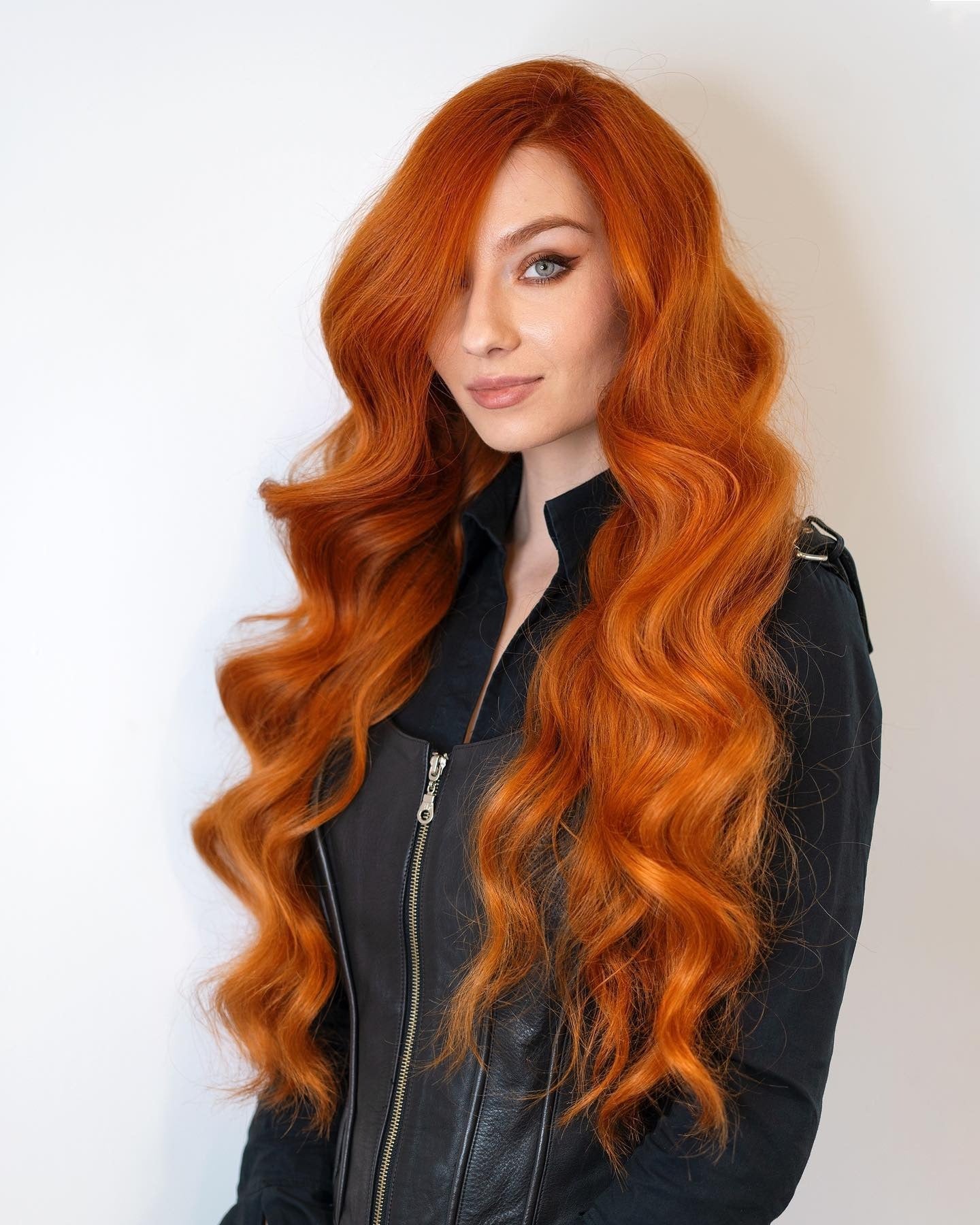 5. Reiche Kupferwellen mit Glamour -Locken (orangefarbene Haarfarbe)