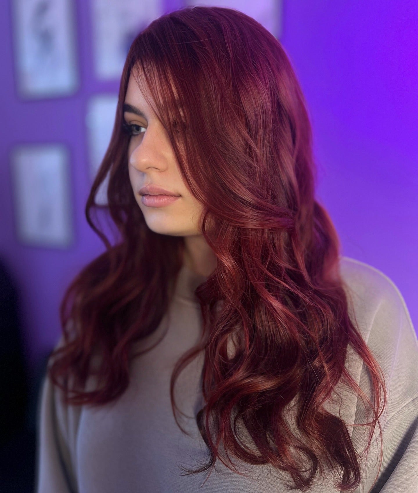 5. Romantische Locken mit kirschbrauner Eleganz (kirschbraune Haarfarbe)