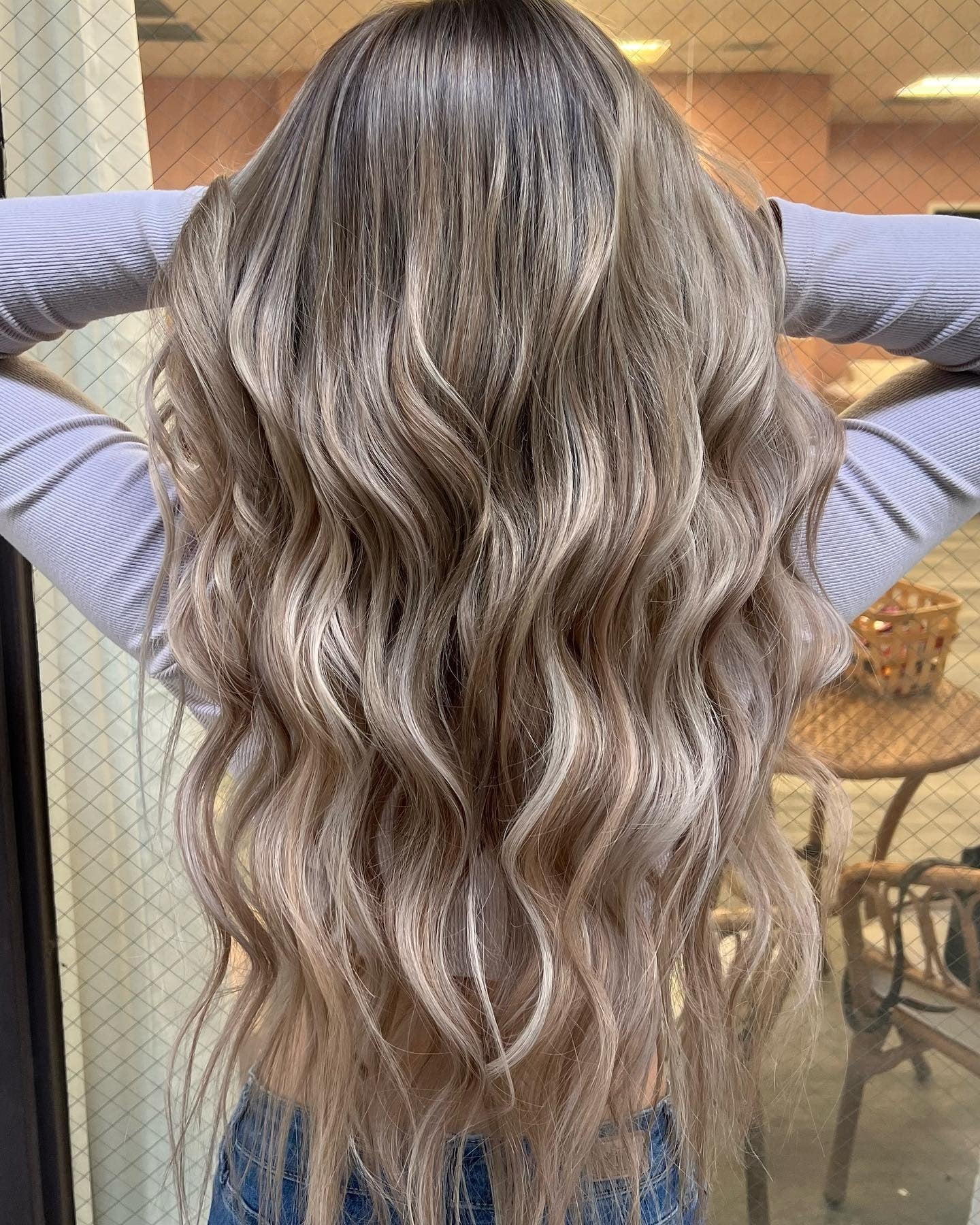 5. Rooted Champagne Balayage (Champagnerblonde Haarfarbe)