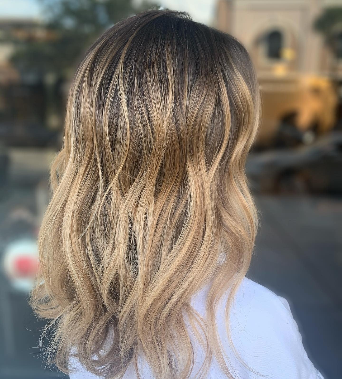 5. verwurzelte schmutzige Blondine mit Karamellübergängen (schmutzige blonde Haarfarbe)