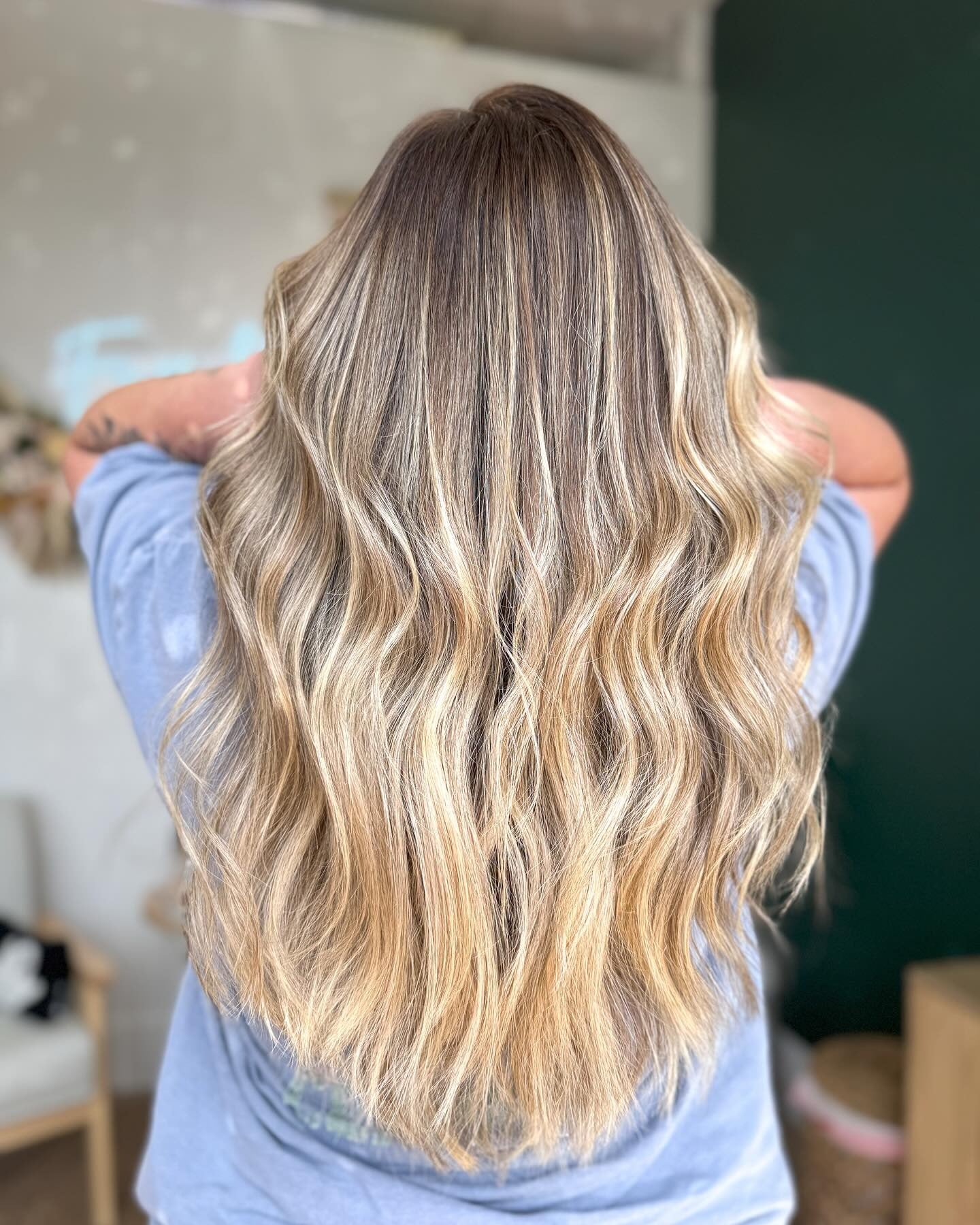 5. verwurzelte Honigblondlänge (Herbst blonde Haarfarbe)